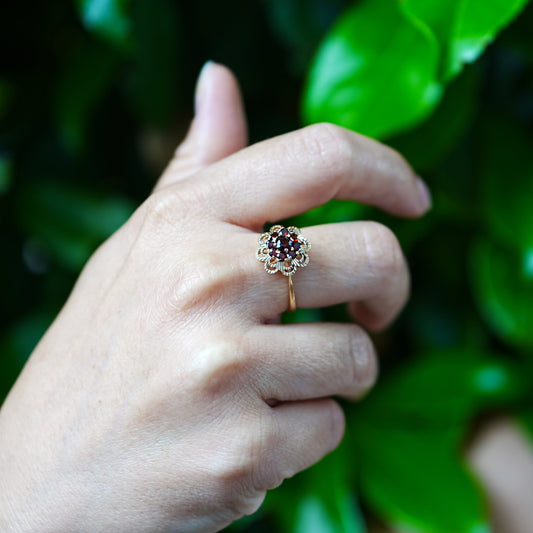 Vintage Granatring aus 585 Gold in Blütenform | VINTAGE SISSI