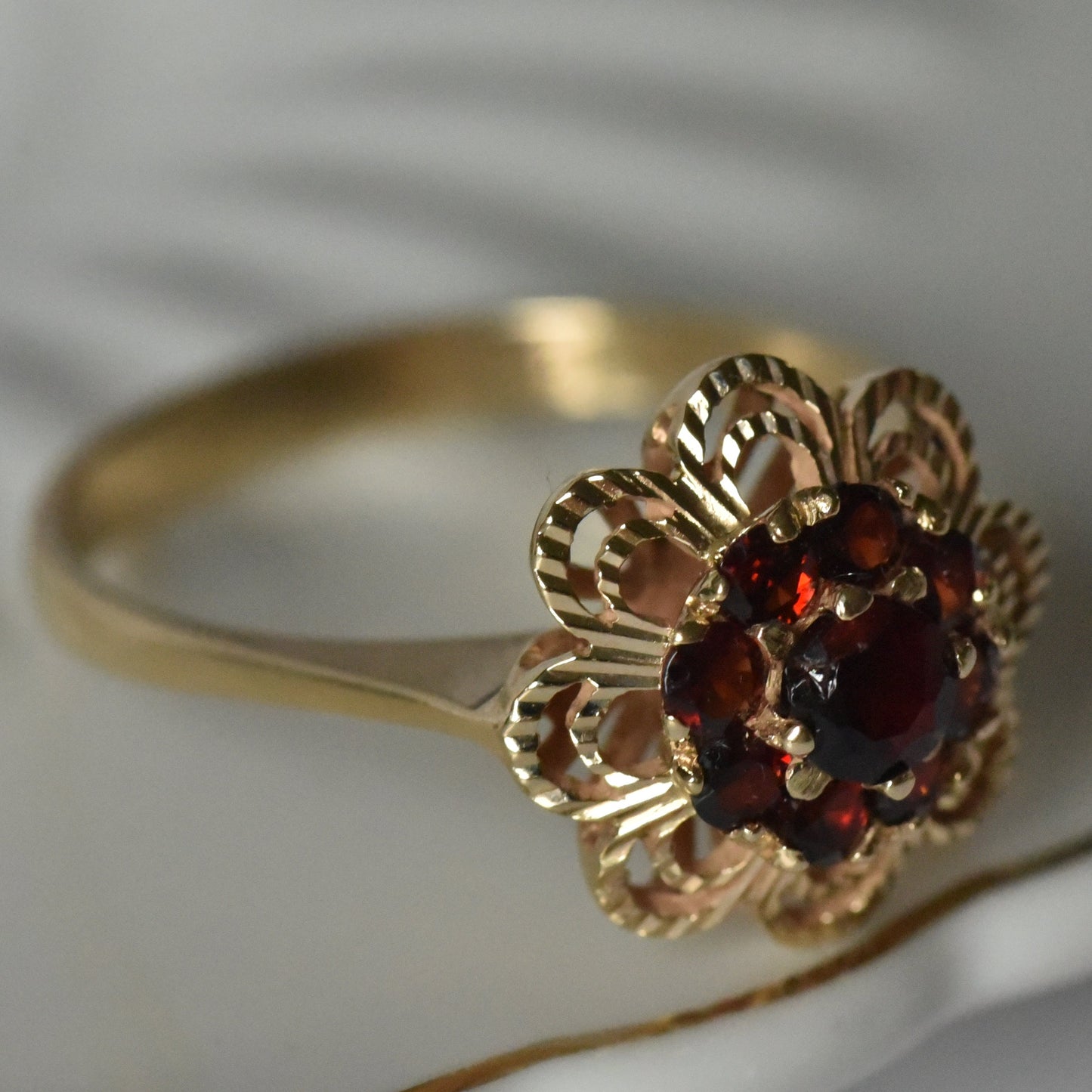 Vintage Granatring aus 585 Gold in Blütenform | VINTAGE SISSI