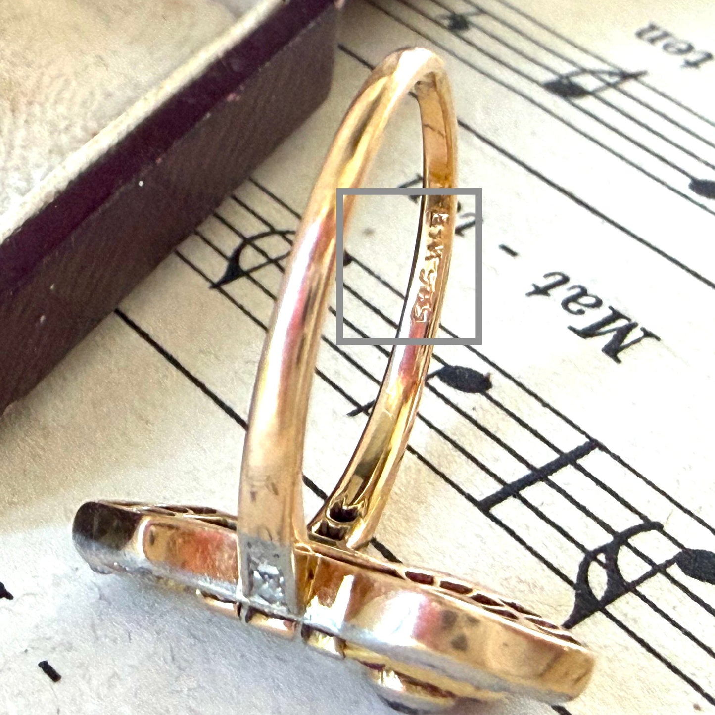 Eleganter Art-Déco Rubin-Diamantring aus 585 Gold und Silber – mit kalibriert geschliffenen Rubinen
