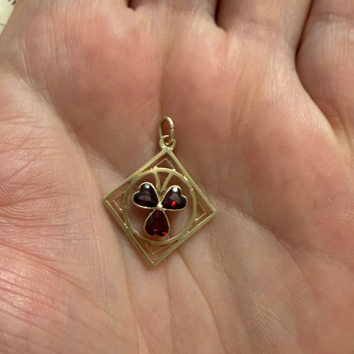 Antiker Granat-Anhänger mit Kleeblatt-Motiv in 14 Karat Gold | Wien um 1890 | VINTAGE SISSI