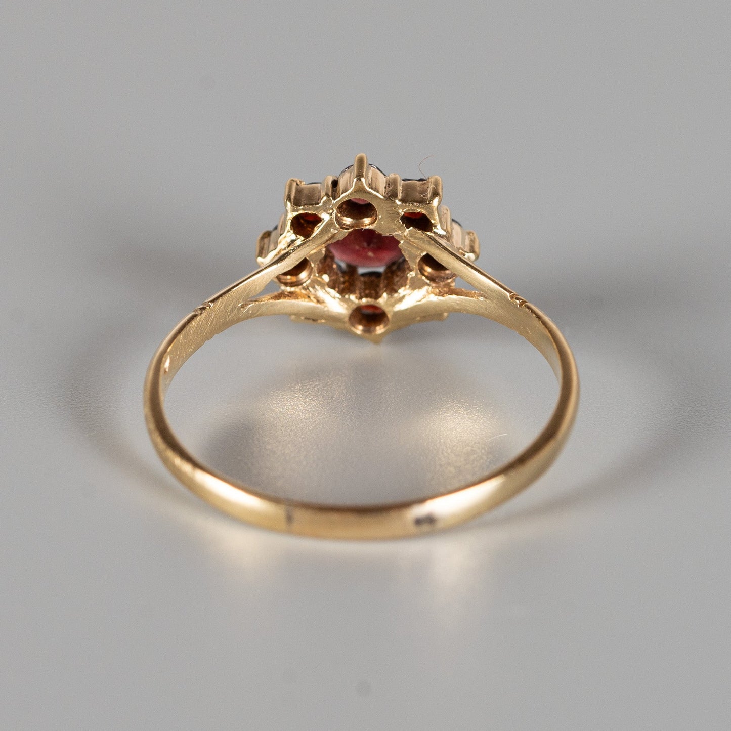 Vintage Granatring aus 585 Gold – klassische Blütenform mit tiefroten Granaten