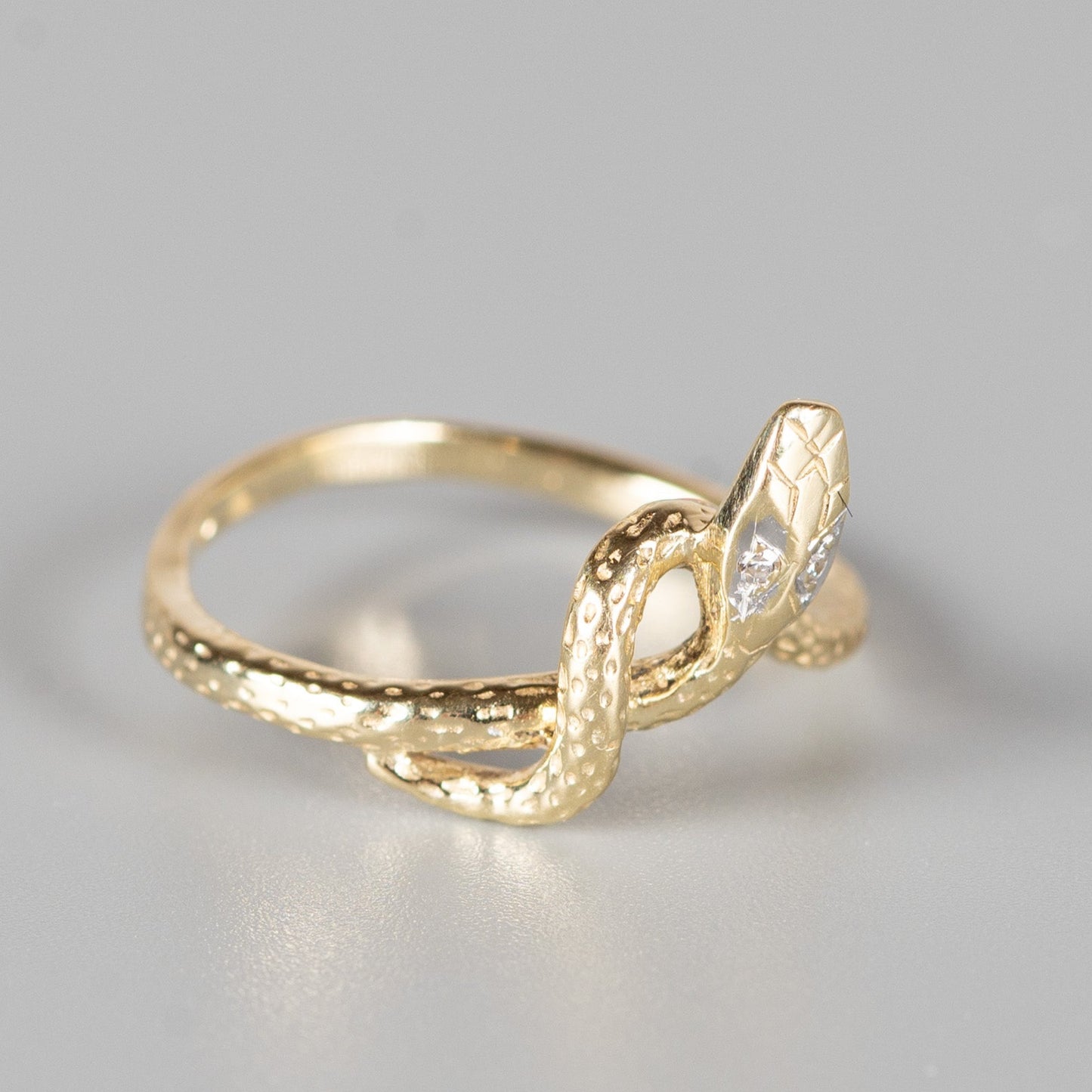Eleganter Schlangenring aus 585 Gold mit Diamantaugen