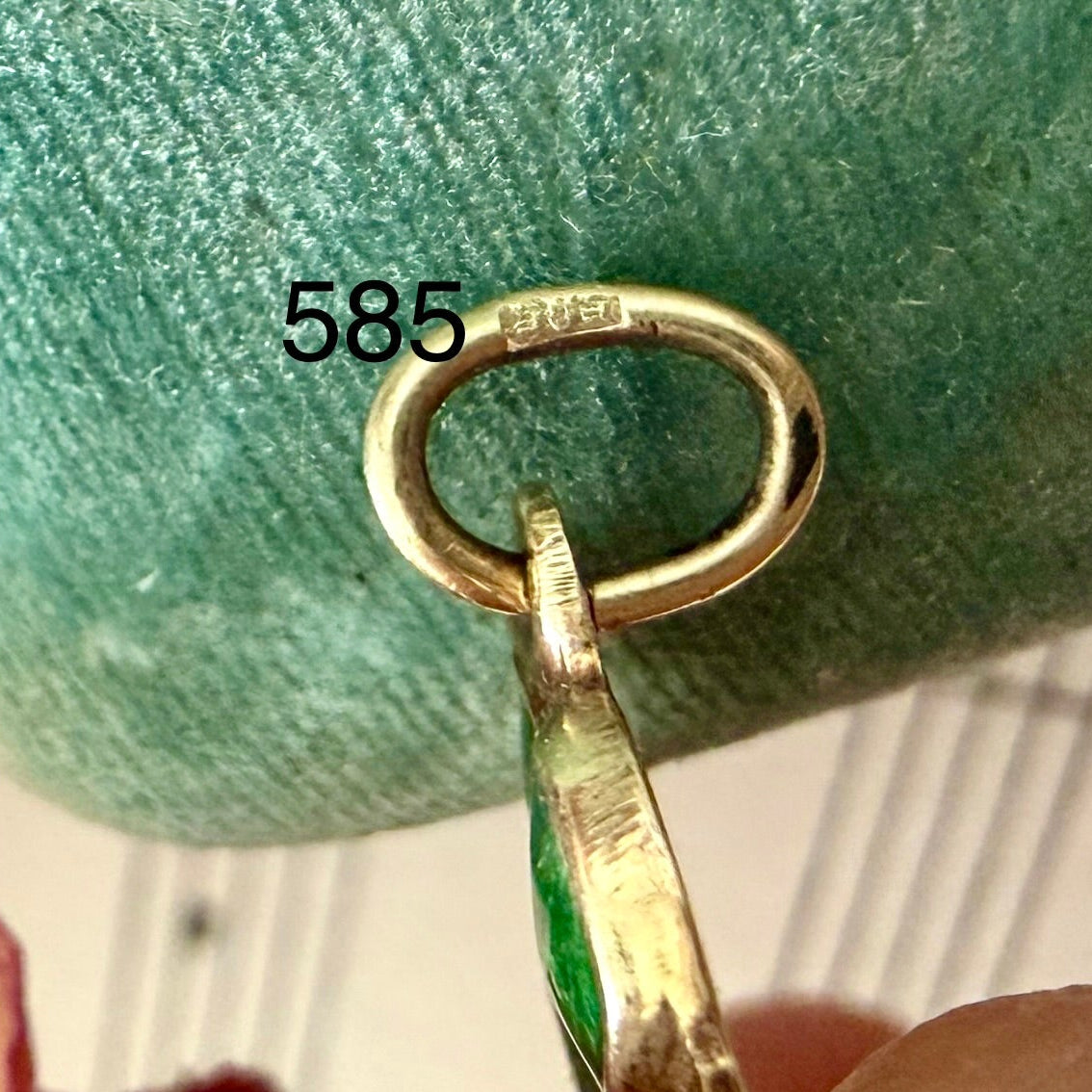Emaille-Kleeblatt-Anhänger mit Marienkäfer in 14 Karat Gold | Vintage | VINTAGE SISSI