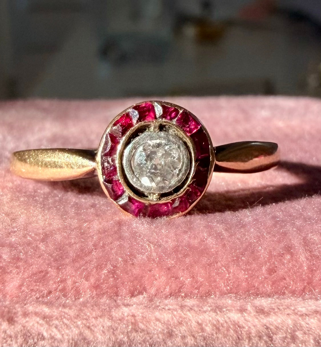 Antiker Rosettenring aus 585 Gold mit Altschliff-Diamant und Rubinen | Jugendstil um 1900