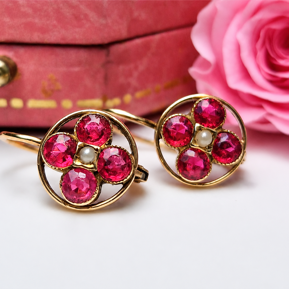Florale antike Ohrringe aus 585 Gold mit rosa Schmucksteinen und Saatperlen | Wien um 1900–1915 | VINTAGE SISSI