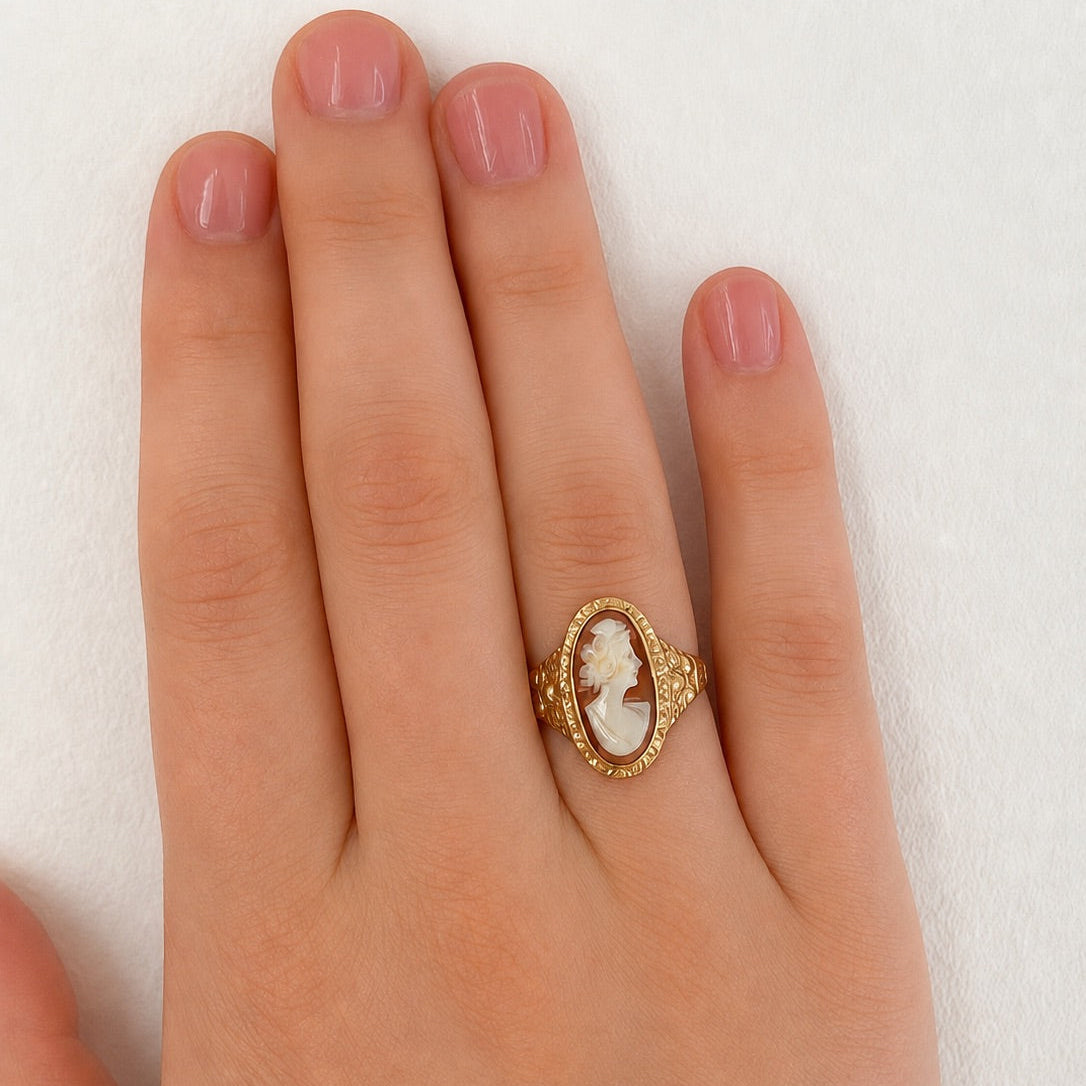 Vintage Gemmenring mit Muschelkamee in 585 Gold – Österreich um 1930–1950