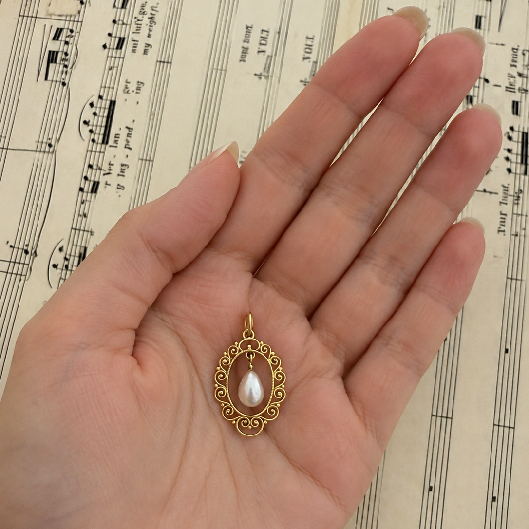 Vintage Perlen-Anhänger aus 750 Gold mit kunstvoller Filigranarbeit | VINTAGE SISSI