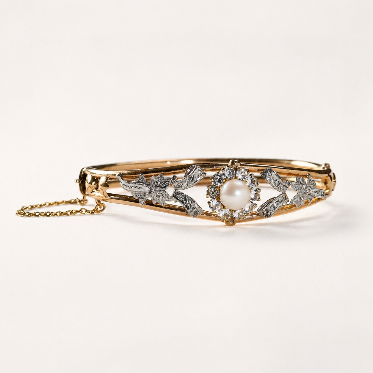 Eleganter Vintage-Armreif aus 585 Gold mit Perle & funkelnden Akzenten – zeitlose Raffinesse