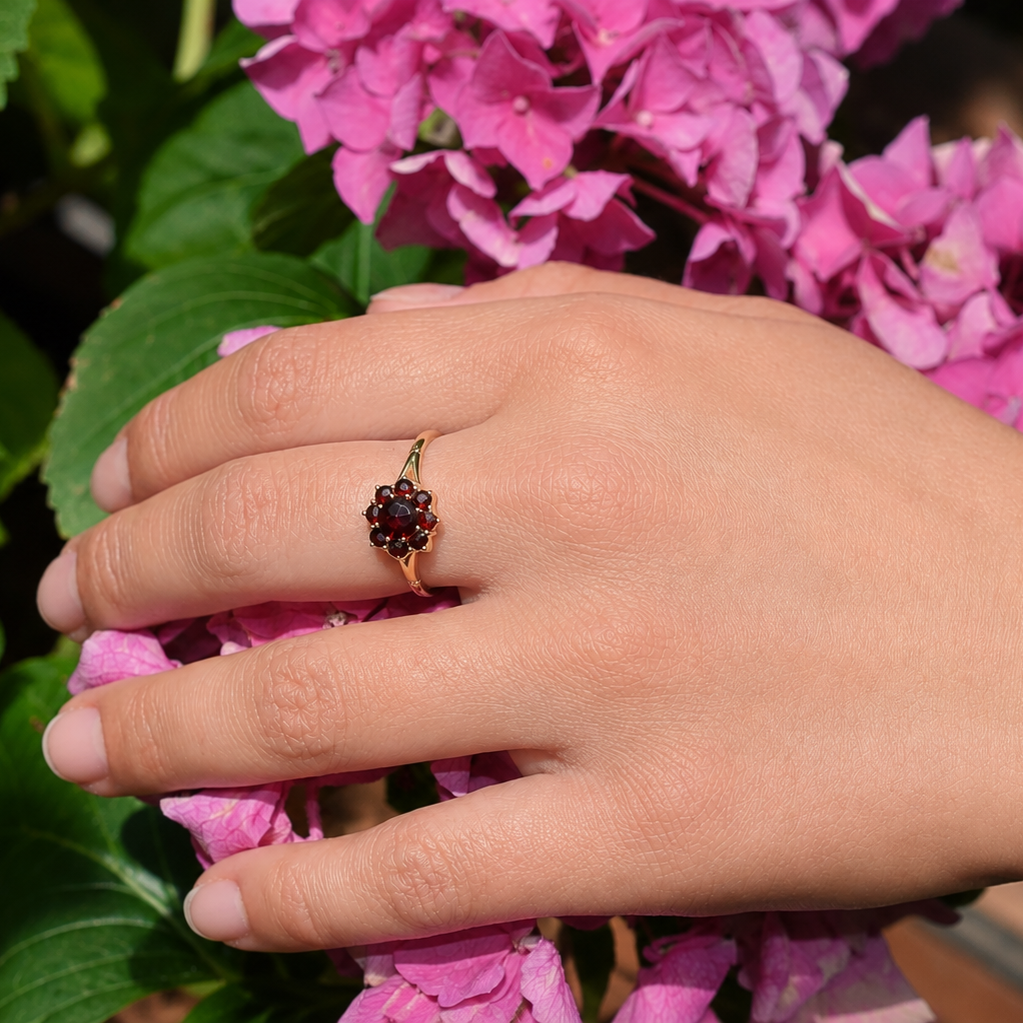 Vintage Garnet Ring in 585 Gold – classic floral design with deep red garnets