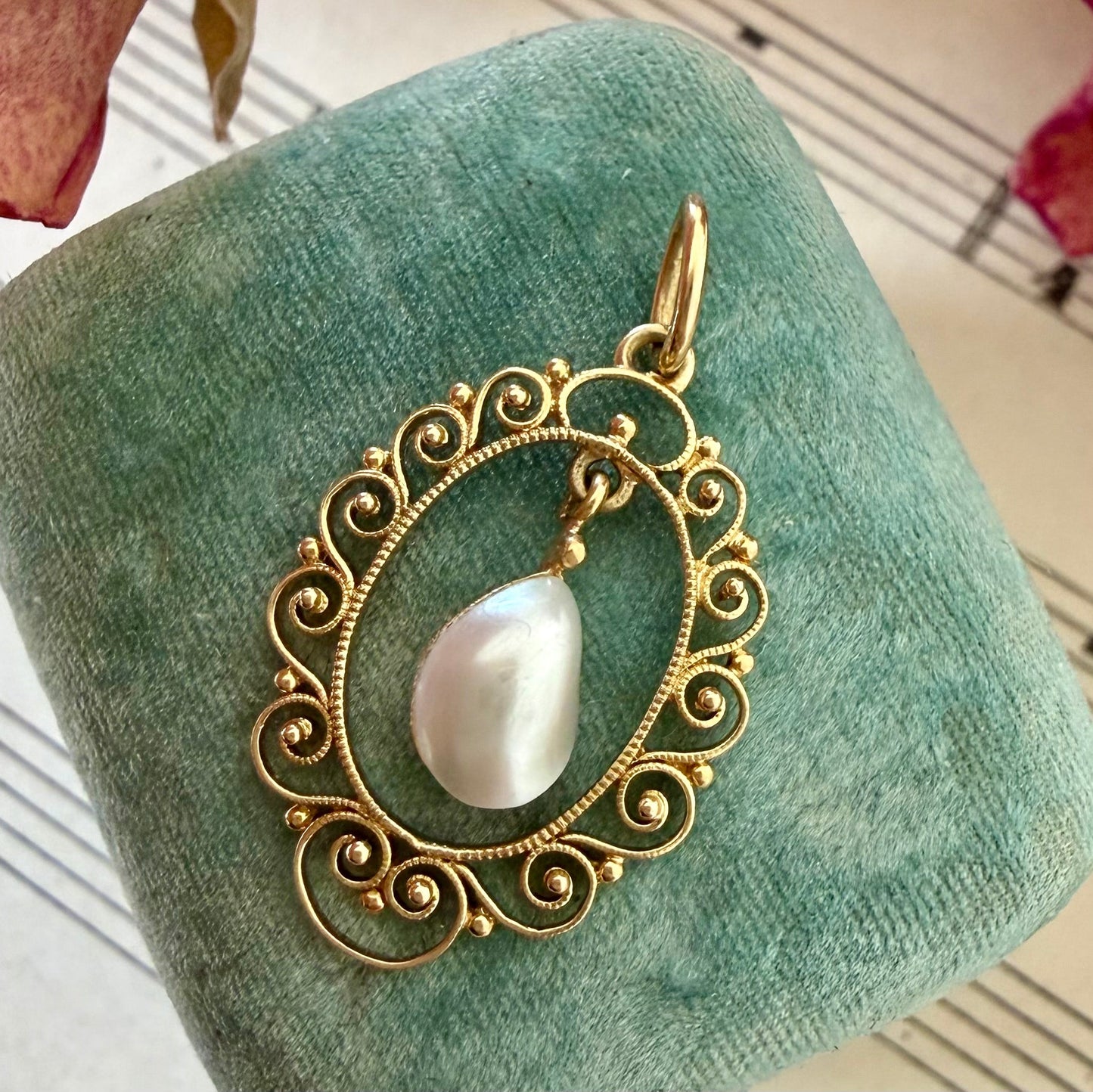 Vintage Perlen-Anhänger aus 750 Gold mit kunstvoller Filigranarbeit | VINTAGE SISSI