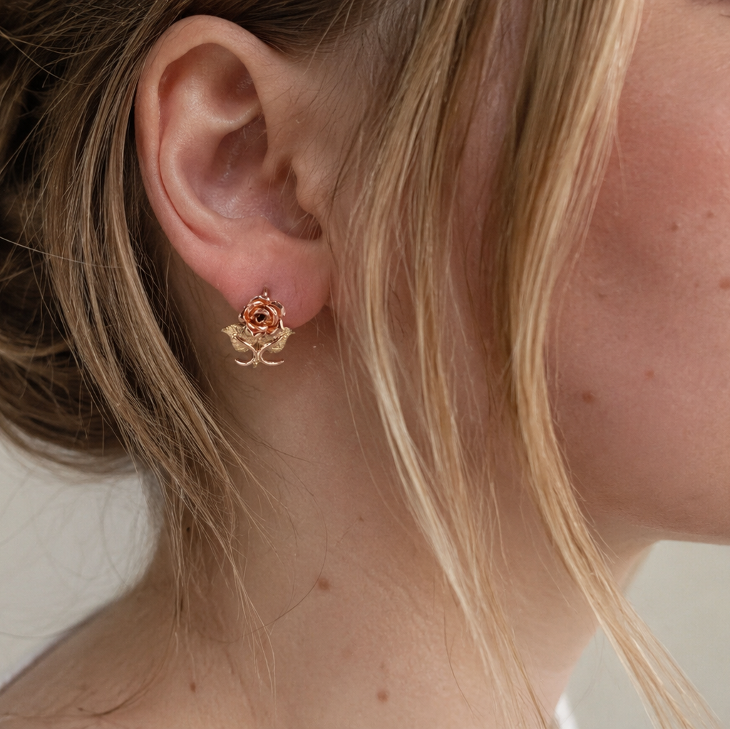 Österreichische Wiener Rose Ohrstecker aus 585 Gold – Elegantes Bicolor-Design