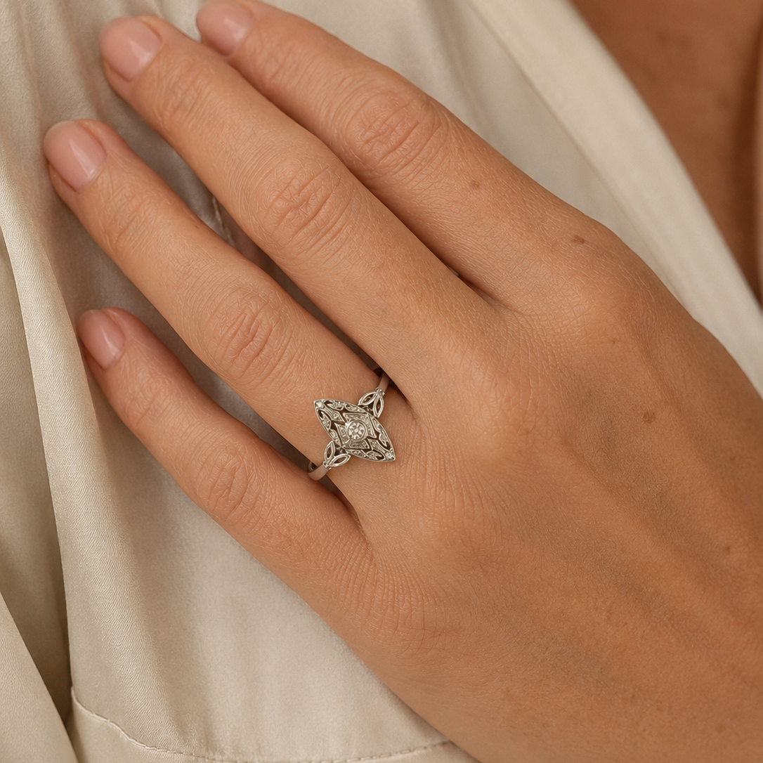 Eleganter Vintage-Diamantring aus 585 Weißgold – Art-Déco-inspirierte Navetteform