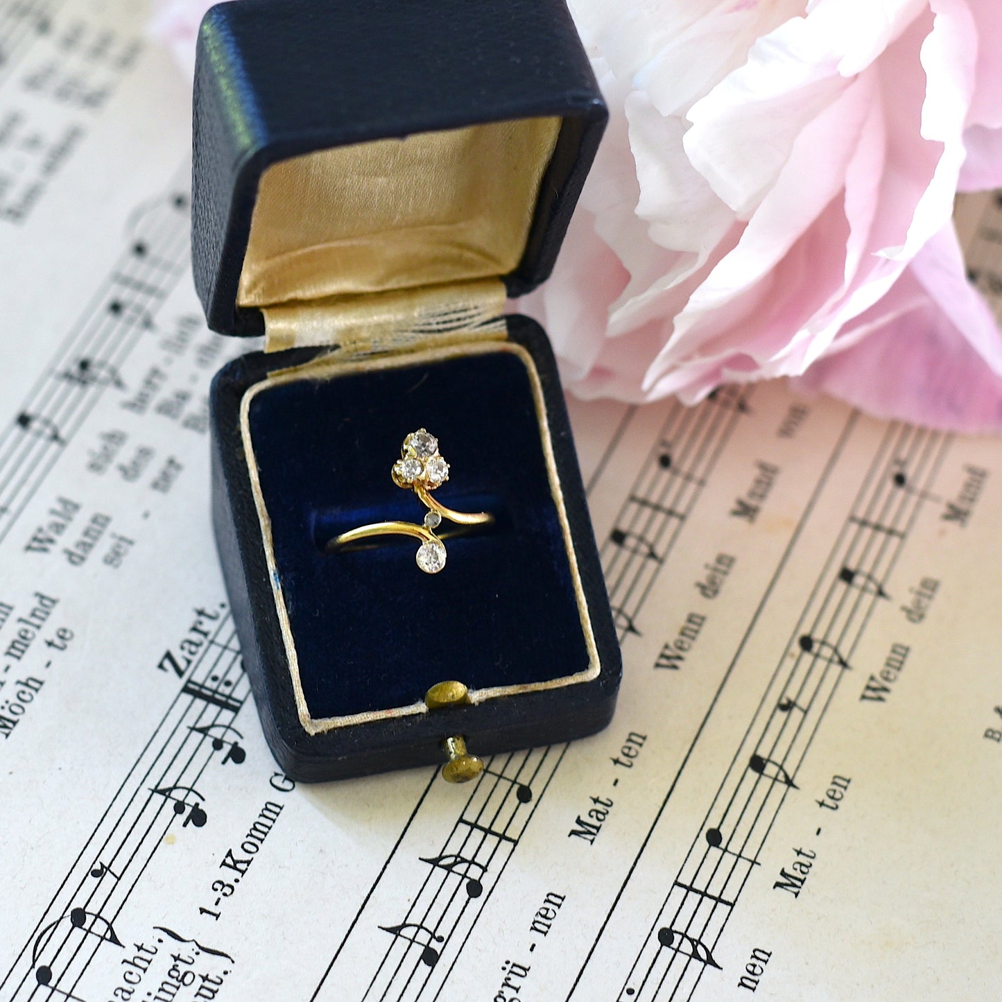 Eleganter Vintage-Diamantring aus 585 Gold – mit floralem Design und Diamantbesatz