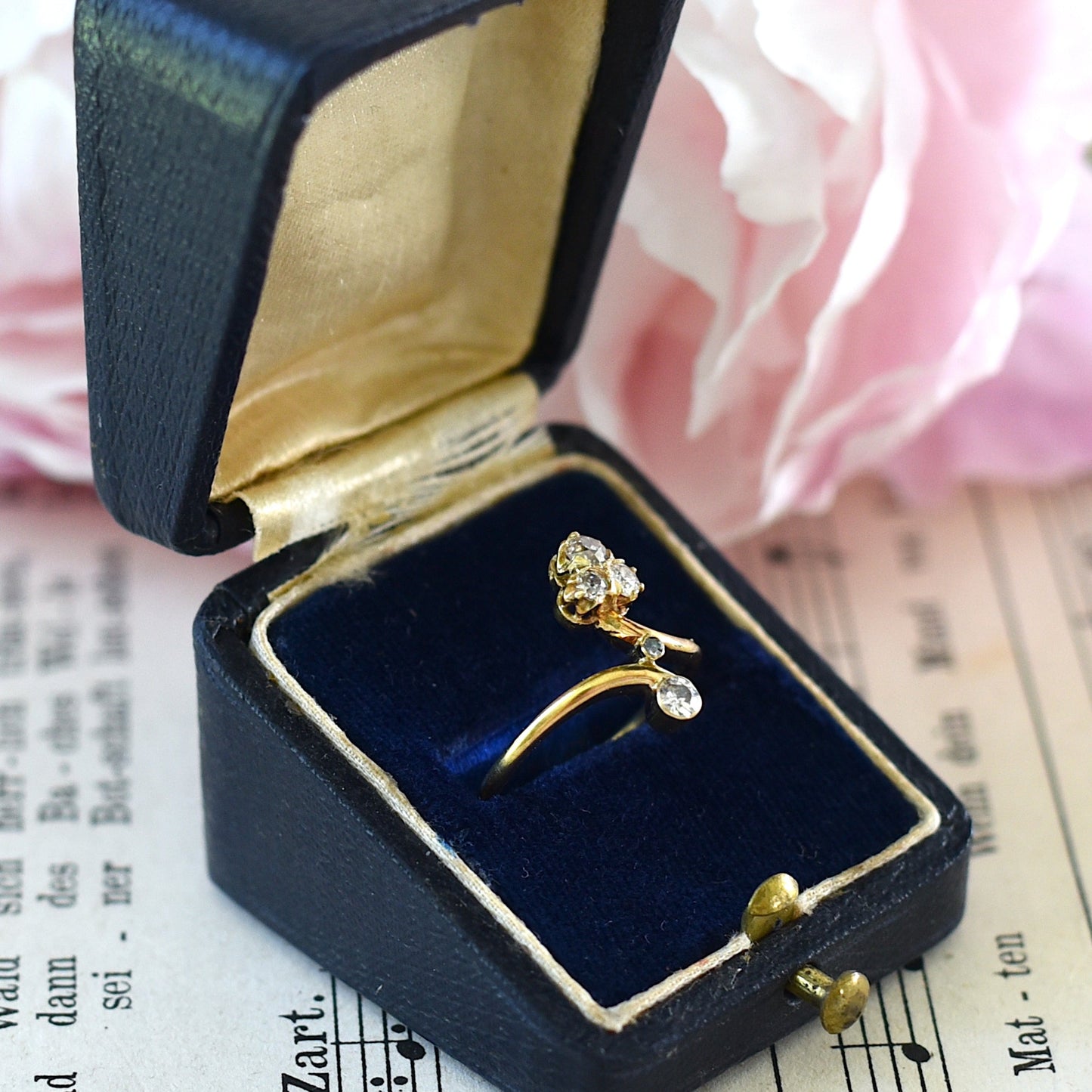Eleganter Vintage-Diamantring aus 585 Gold – mit floralem Design und Diamantbesatz