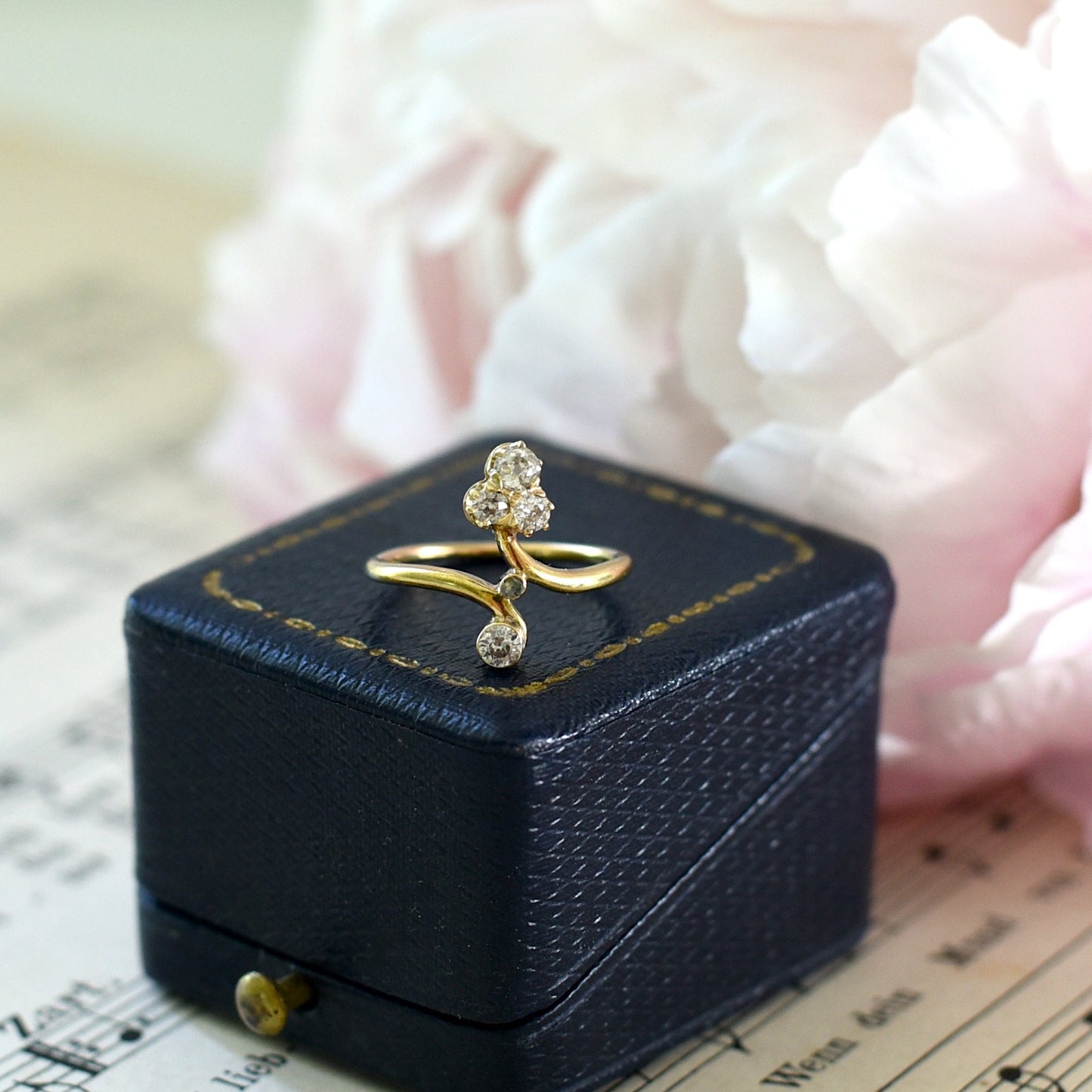 Eleganter Vintage-Diamantring aus 585 Gold – mit floralem Design und Diamantbesatz