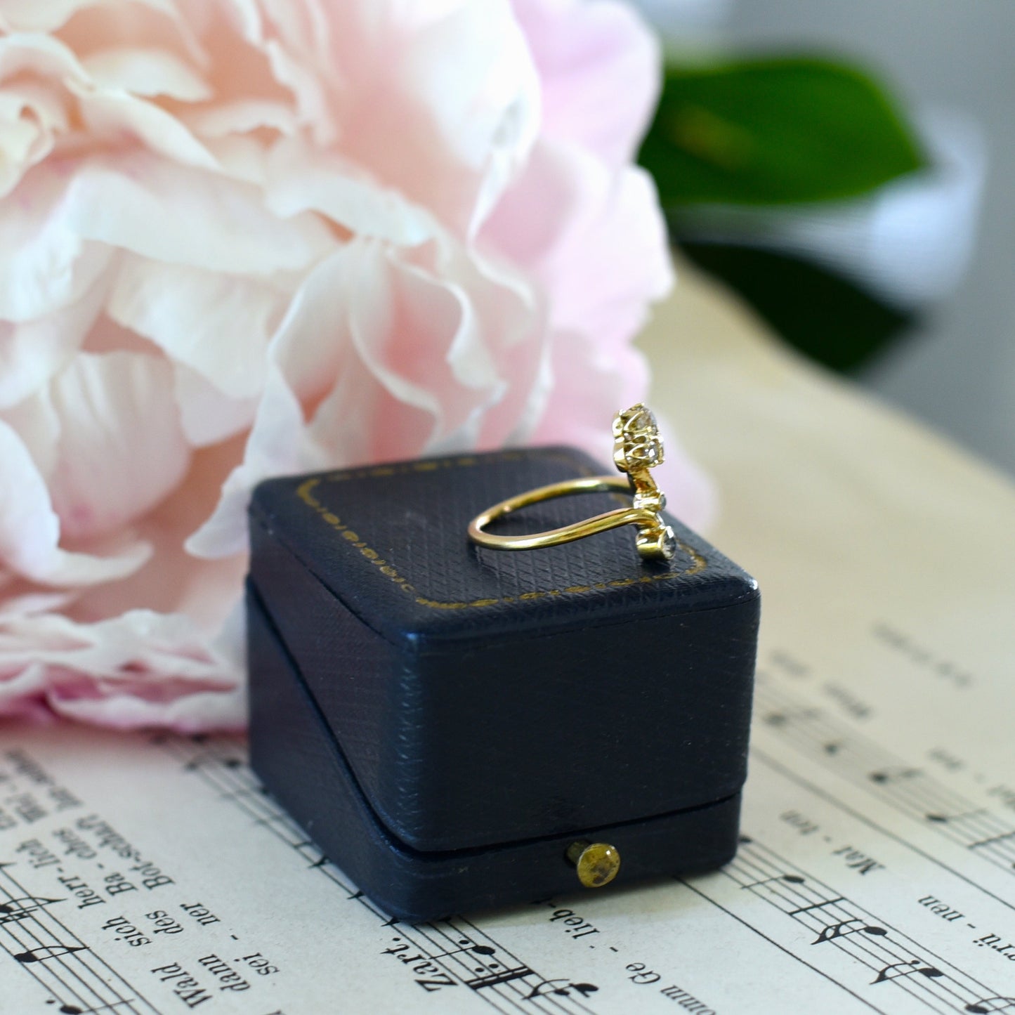 Eleganter Vintage-Diamantring aus 585 Gold – mit floralem Design und Diamantbesatz