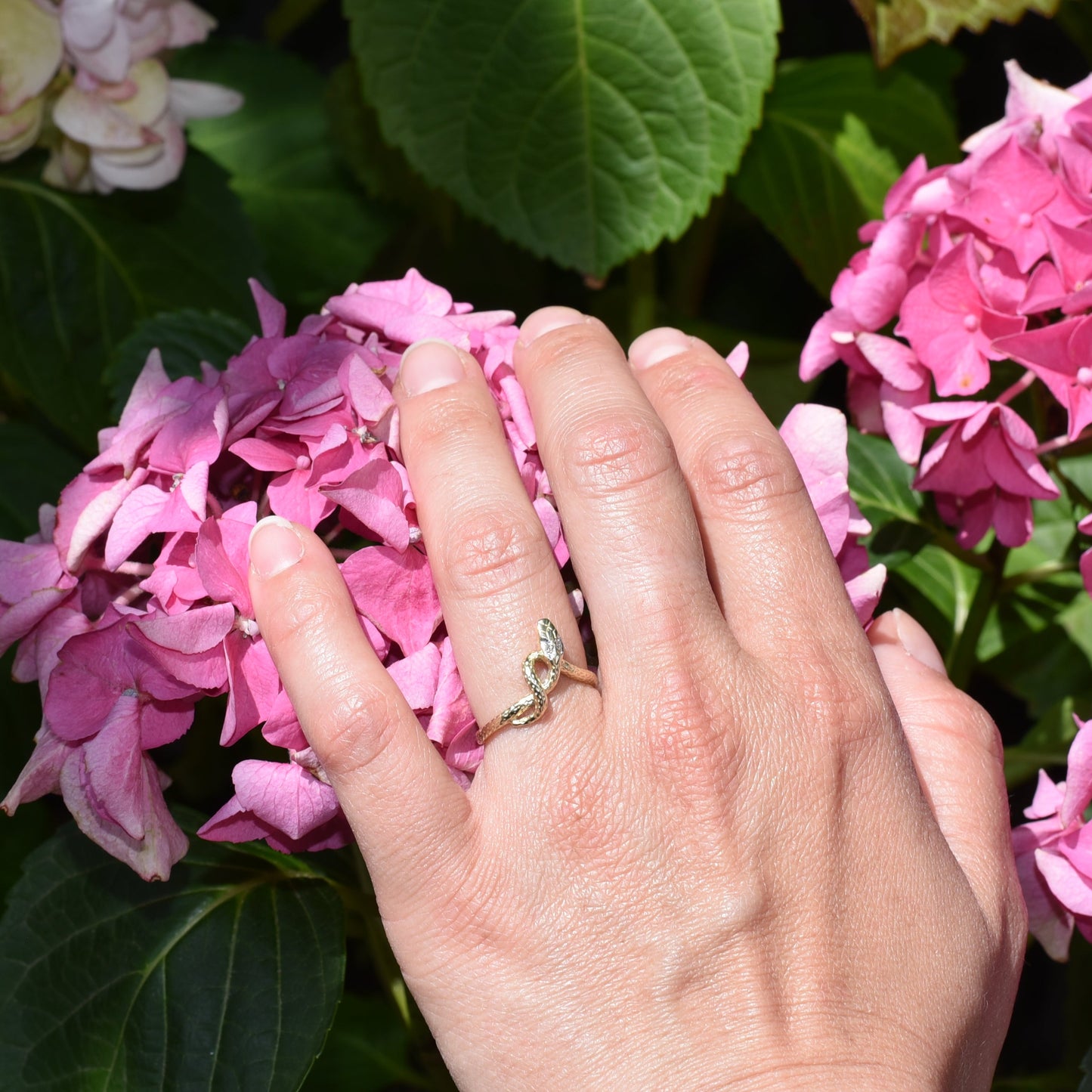 Eleganter Schlangenring aus 585 Gold mit Diamantaugen