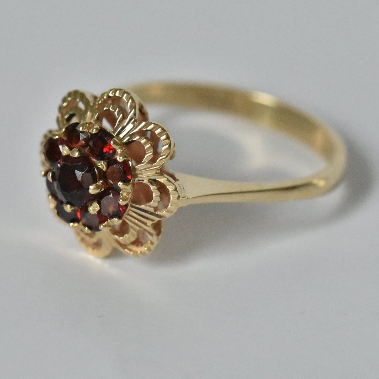 Vintage Granatring aus 585 Gold in Blütenform | VINTAGE SISSI