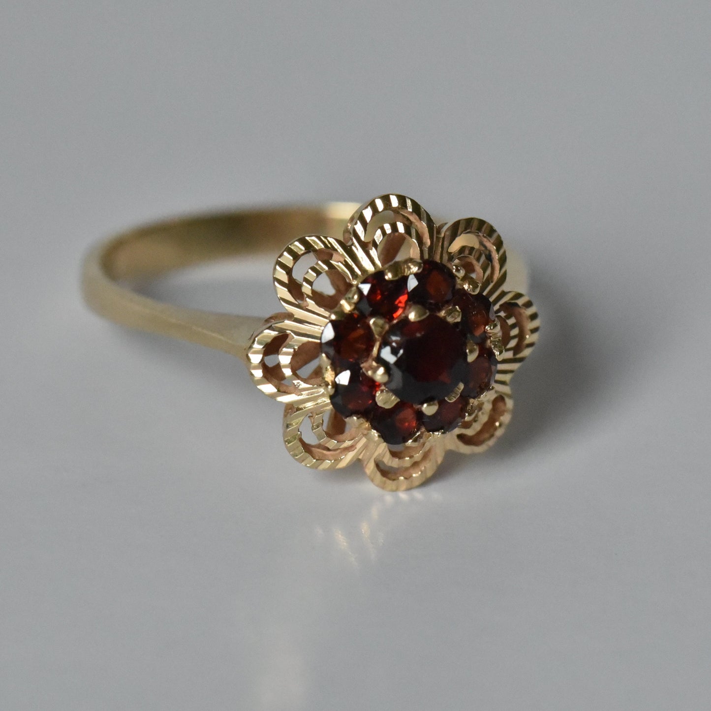 Vintage Granatring aus 585 Gold in Blütenform | VINTAGE SISSI