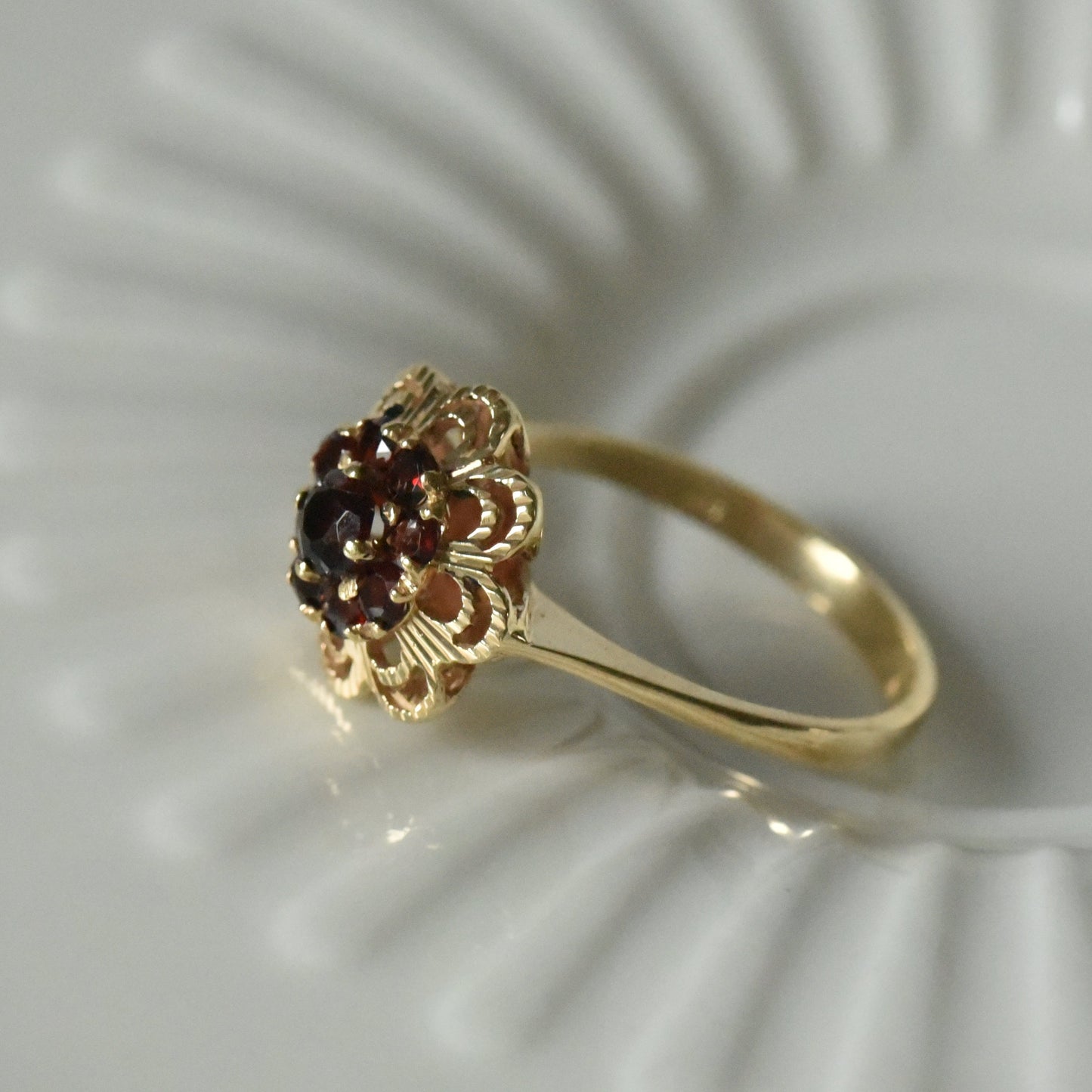 Vintage Granatring aus 585 Gold in Blütenform | VINTAGE SISSI