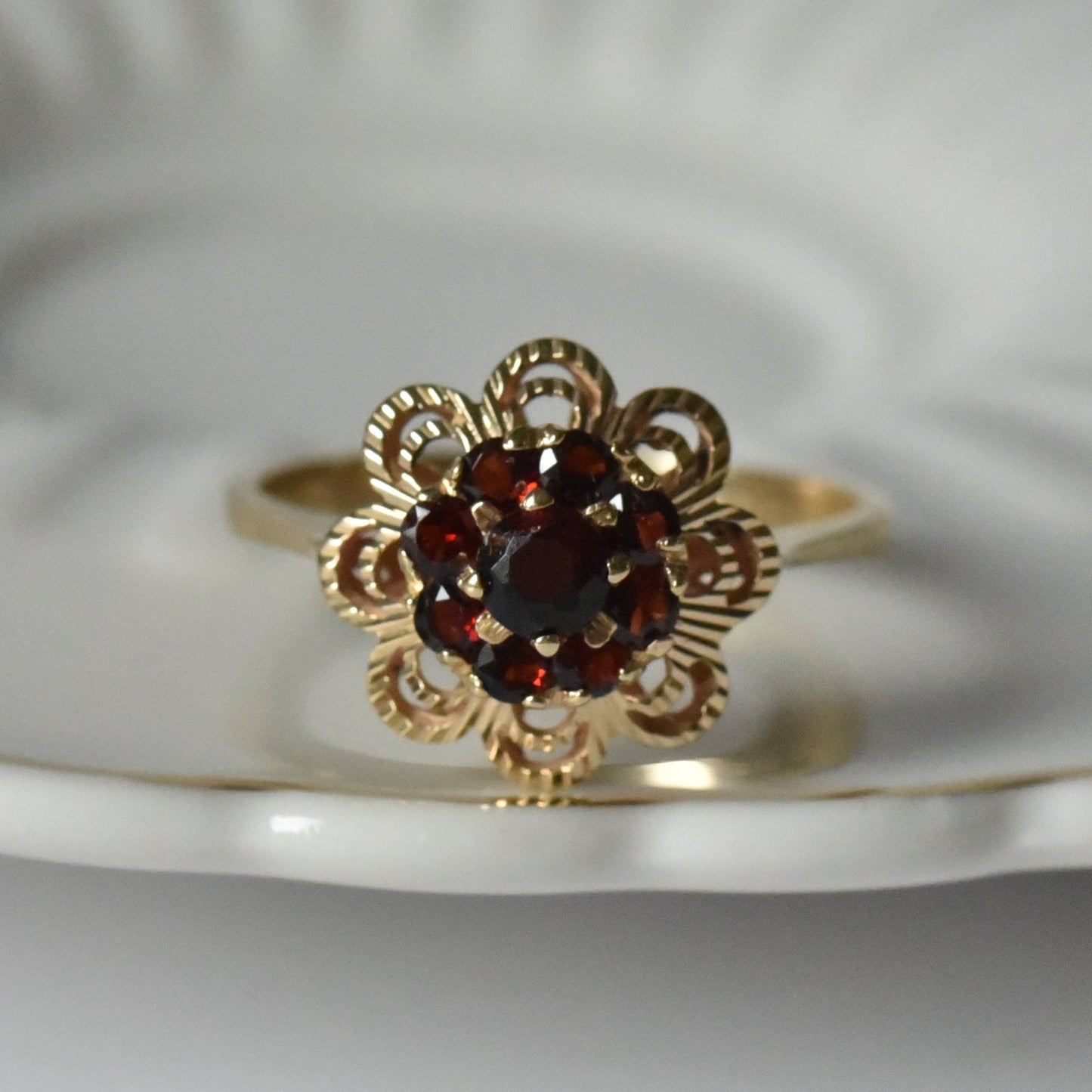 Vintage Granatring aus 585 Gold in Blütenform | VINTAGE SISSI