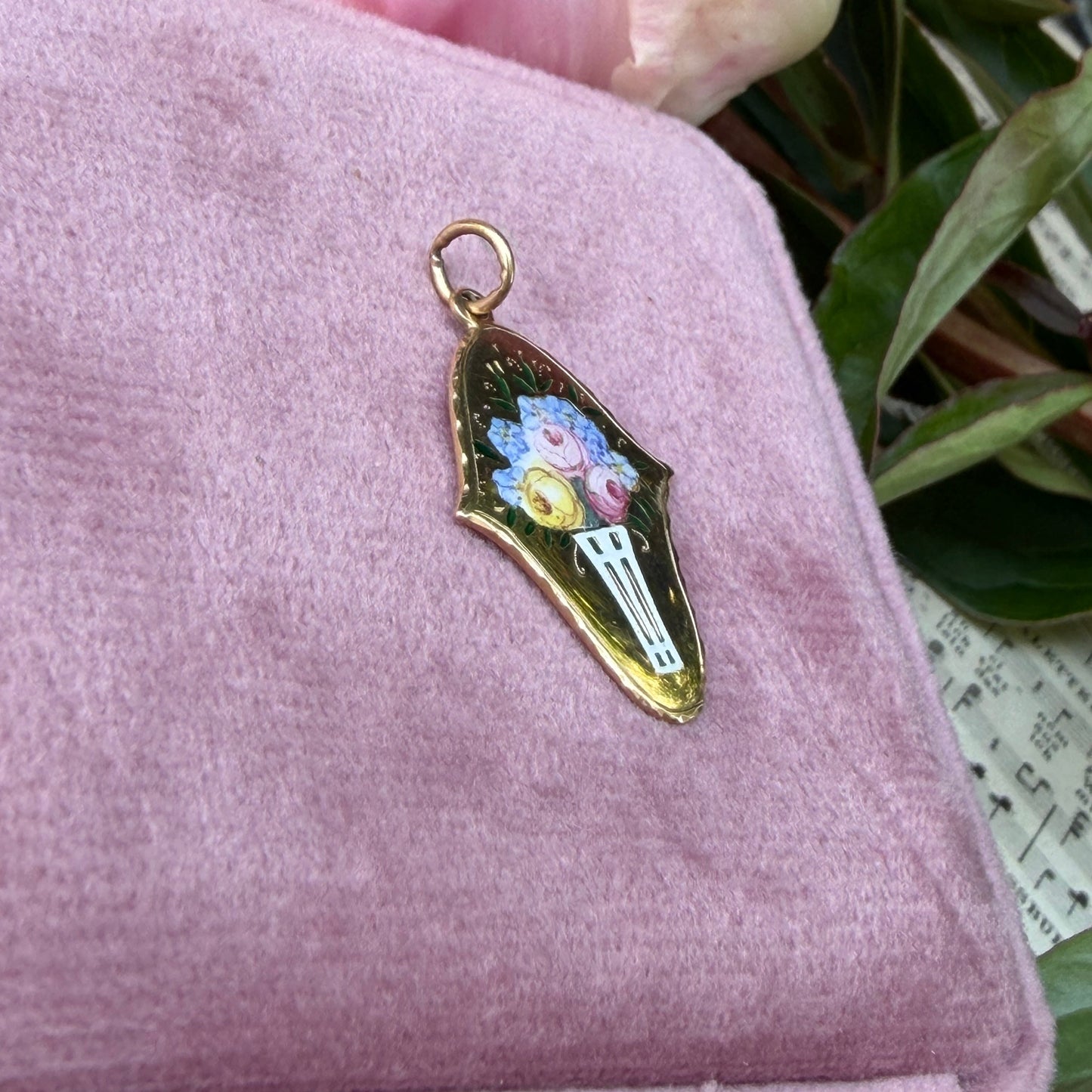 Antiker Jugendstil-Anhänger mit handgemalter Emaille in 14 Karat Gold
