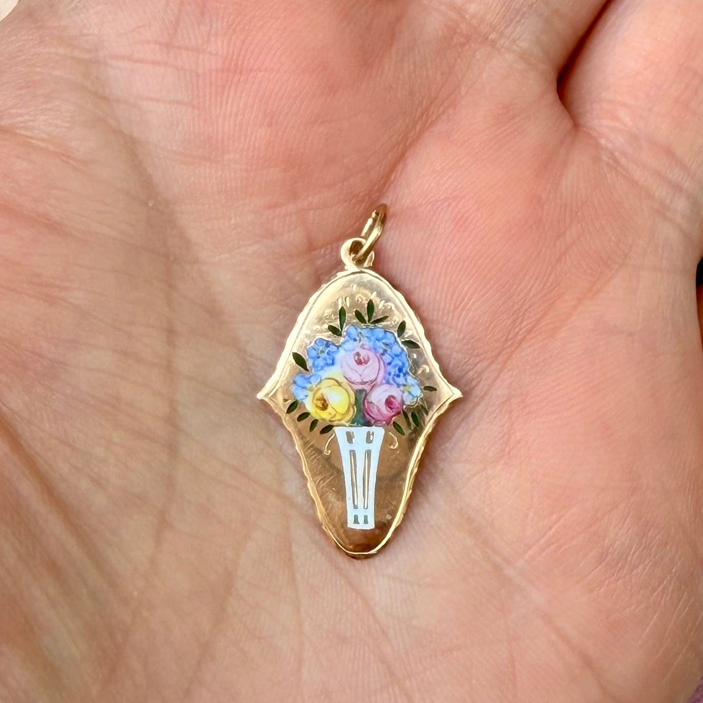 Antiker Jugendstil-Anhänger mit handgemalter Emaille in 14 Karat Gold