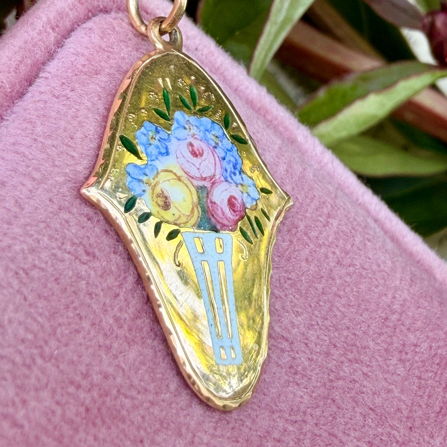 Antiker Jugendstil-Anhänger mit handgemalter Emaille in 14 Karat Gold
