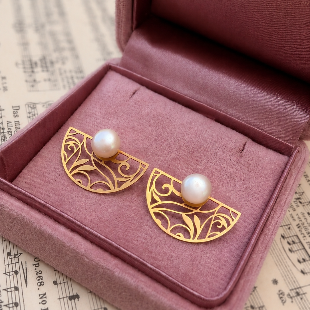 Elegante Designer-Ohrringe aus 750 Gold mit Süßwasserperlen