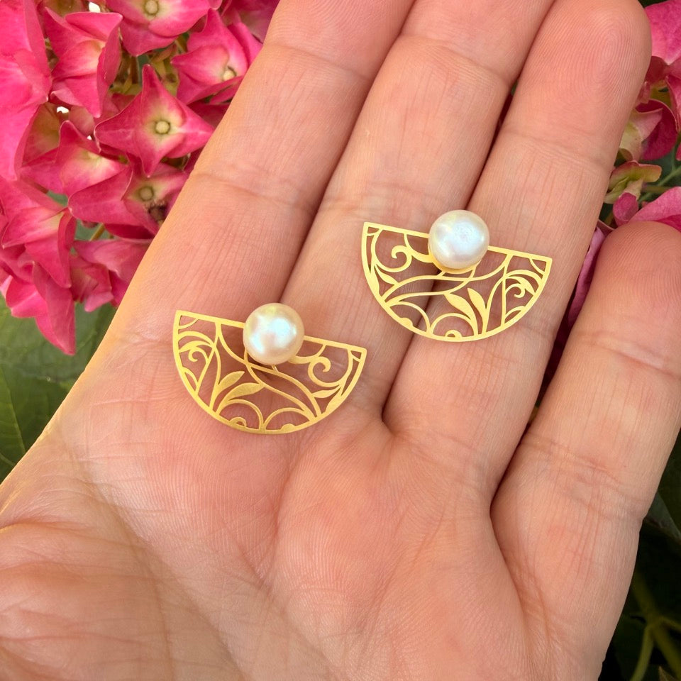 Elegante Designer-Ohrringe aus 750 Gold mit Süßwasserperlen