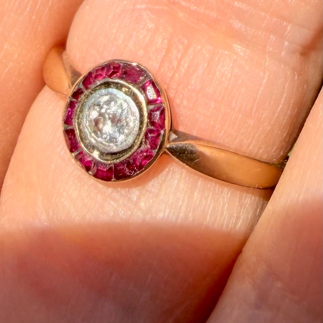 Antiker Rosettenring aus 585 Gold mit Altschliff-Diamant und Rubinen | Jugendstil um 1900