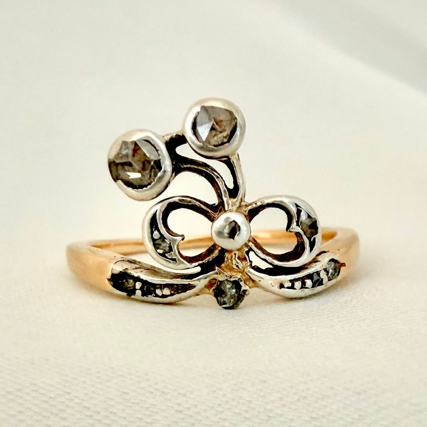 Jugendstil Goldring mit Rautendiamanten – feine österreichische Handwerkskunst