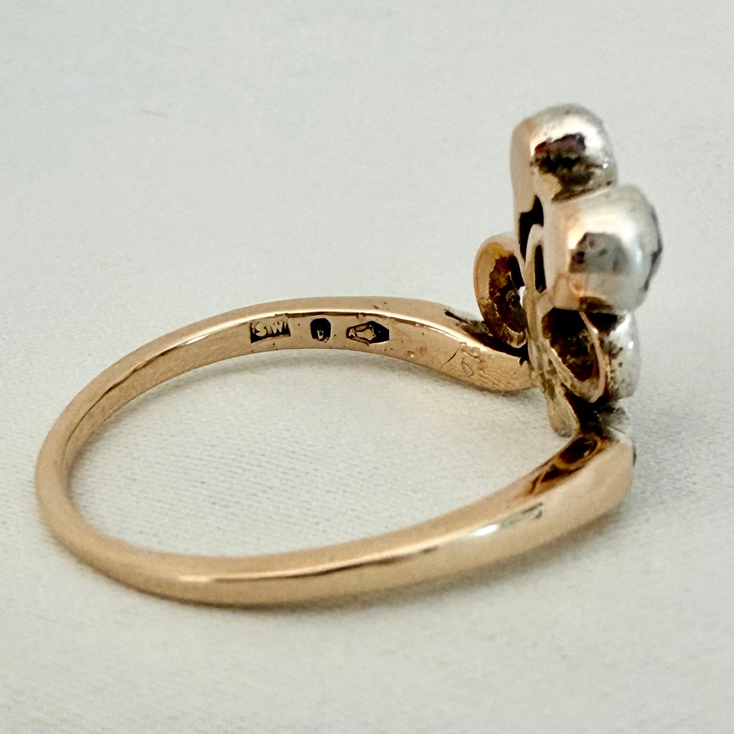 Jugendstil Goldring mit Rautendiamanten – feine österreichische Handwerkskunst