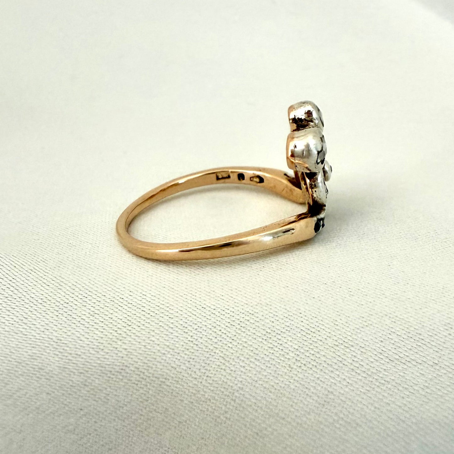 Jugendstil Goldring mit Rautendiamanten – feine österreichische Handwerkskunst