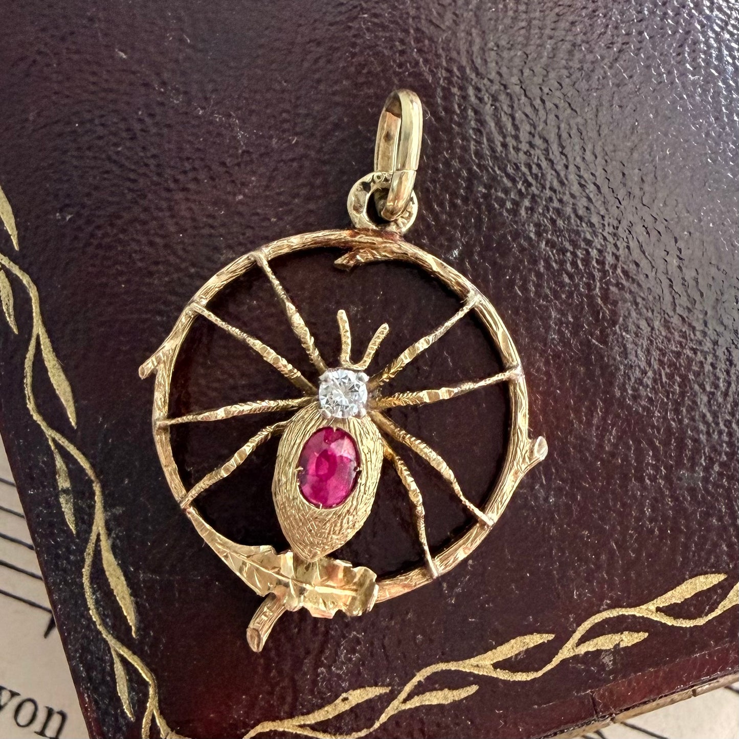 Antiker Jugendstil Spinnen-Anhänger aus 585 Gold mit Rubin &amp; Diamant