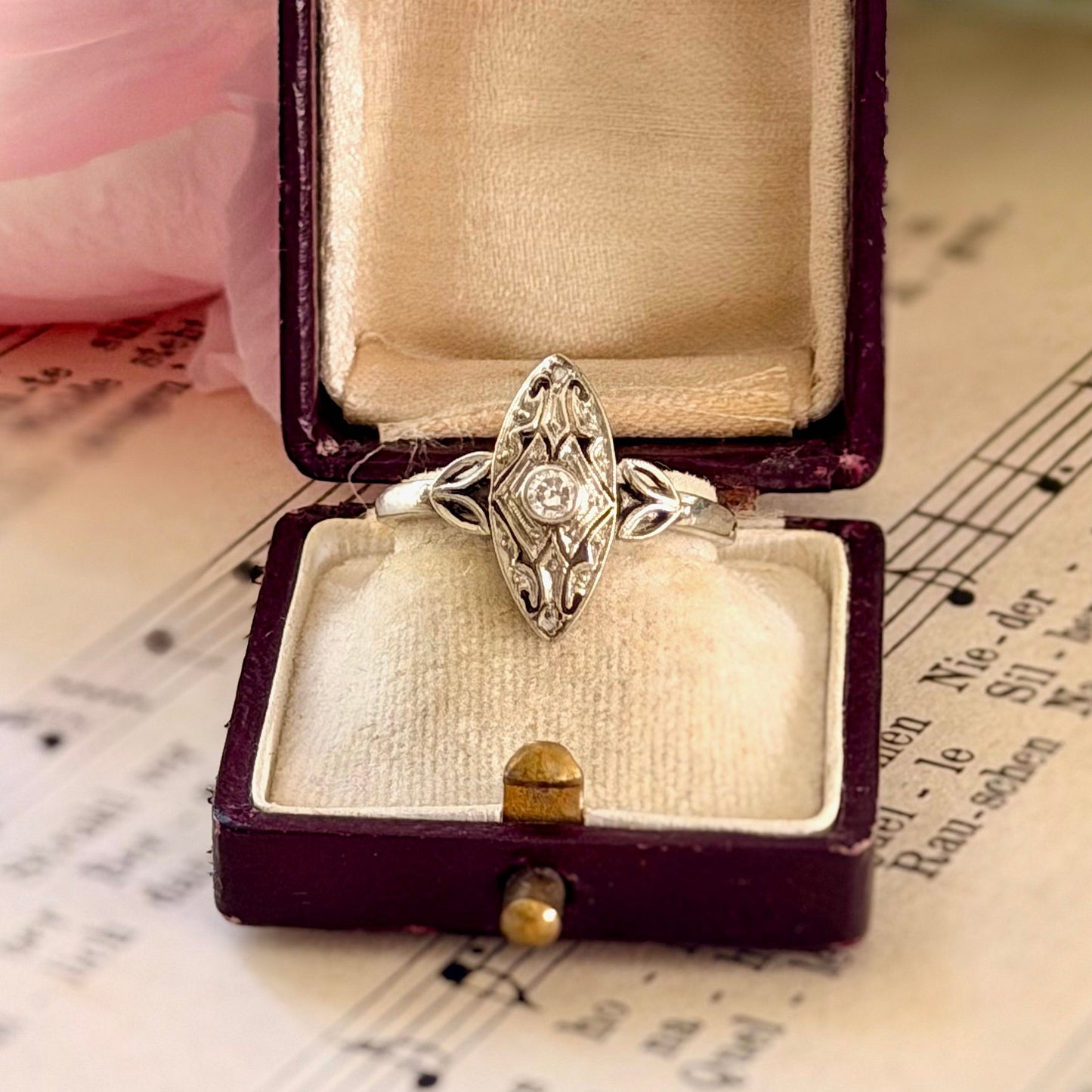 Eleganter Vintage-Diamantring aus 585 Weißgold – Art-Déco-inspirierte Navetteform