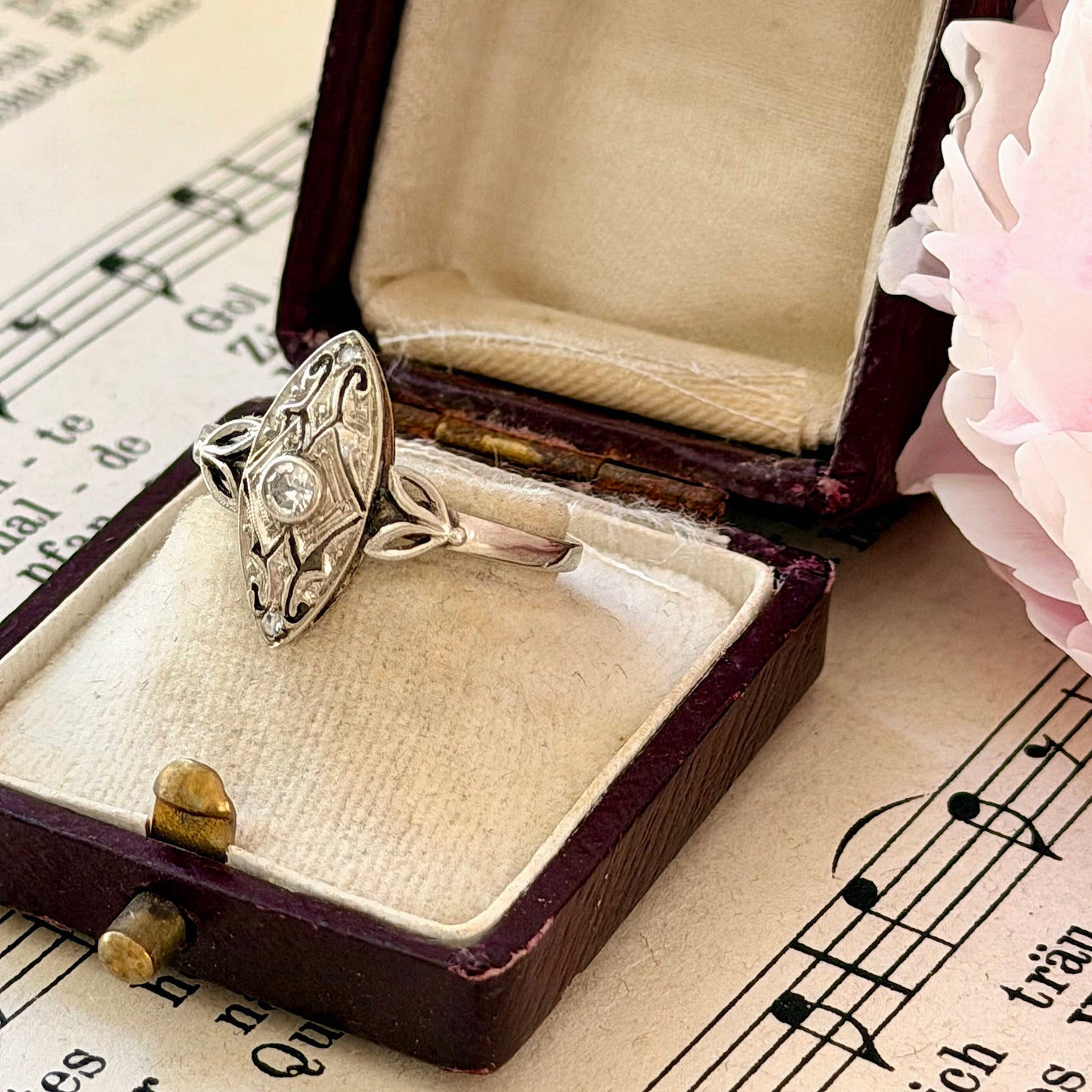 Eleganter Vintage-Diamantring aus 585 Weißgold – Art-Déco-inspirierte Navetteform