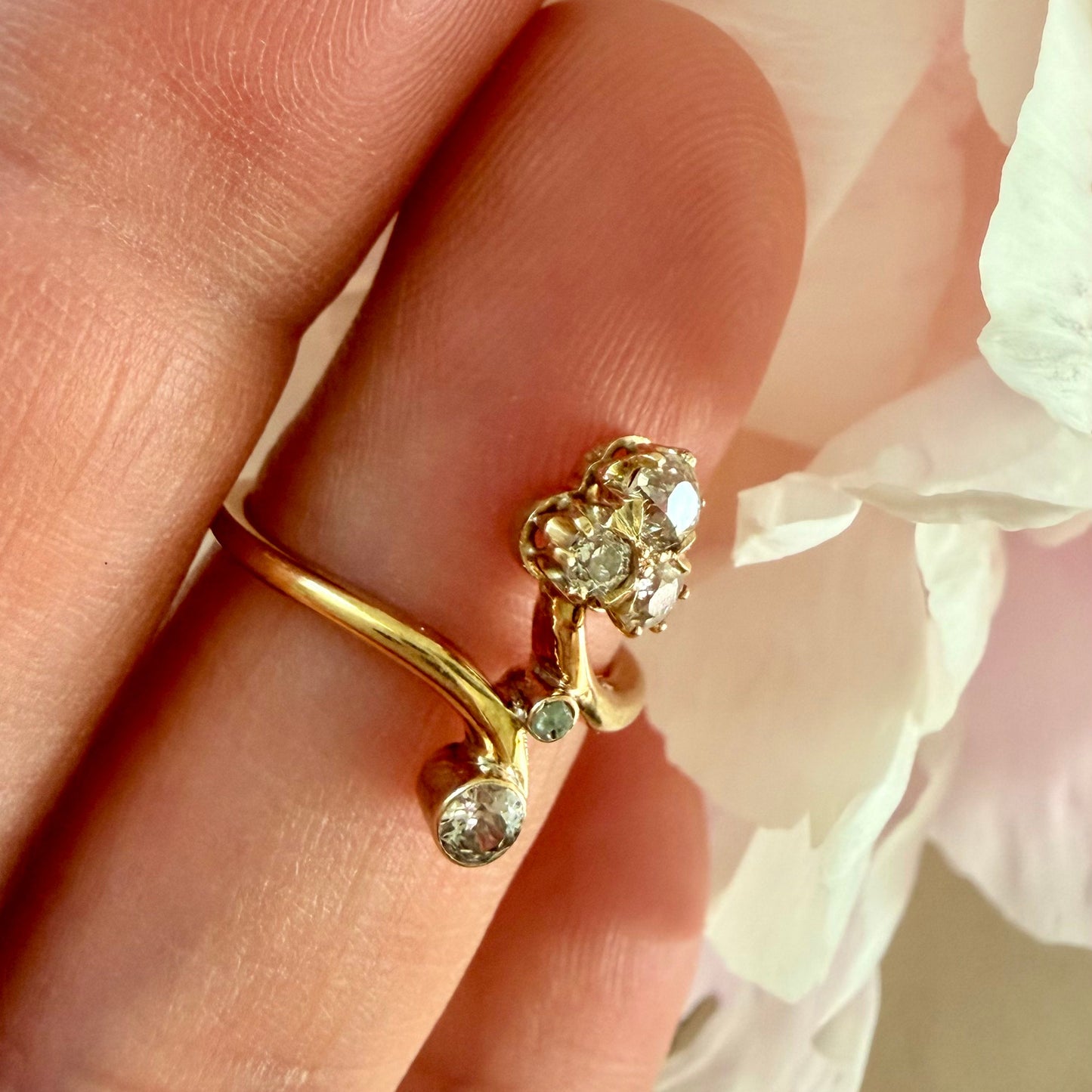 Eleganter Vintage-Diamantring aus 585 Gold – mit floralem Design und Diamantbesatz