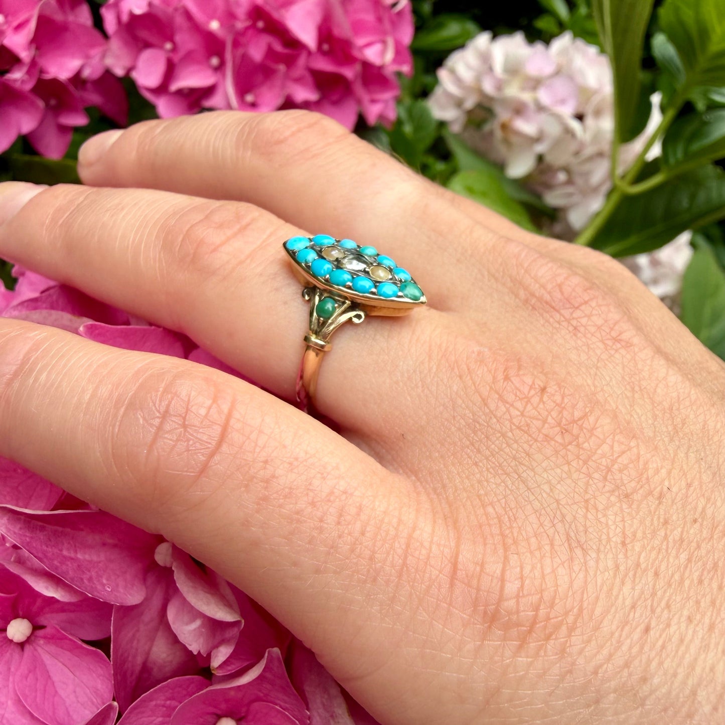 Rarität - Antiker Navette Ring aus Gold mit Türkisen, Perlen und einem Diamanten im Rosenschliff - Wien um 18900