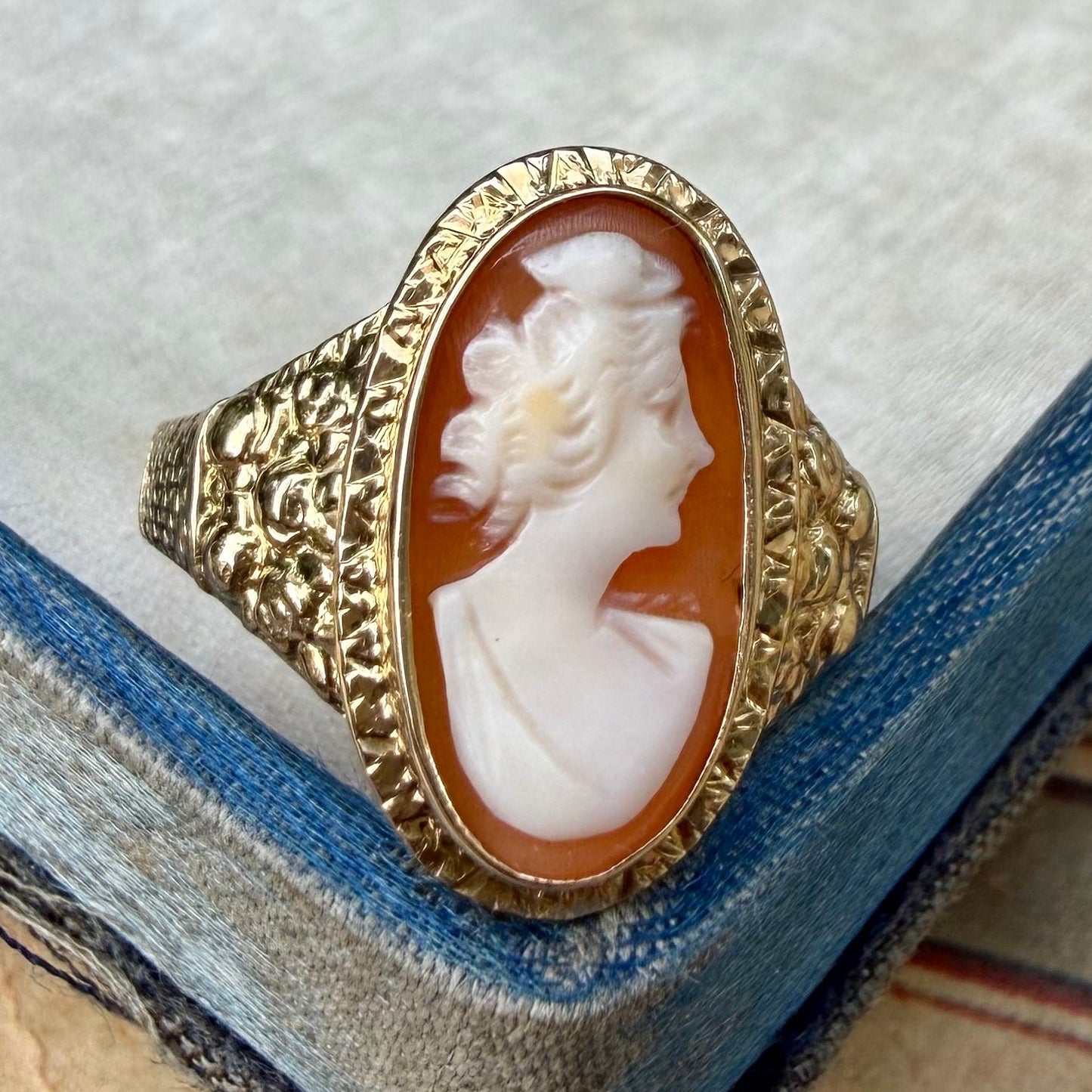 Vintage Gemmenring mit Muschelkamee in 585 Gold – Österreich um 1930–1950