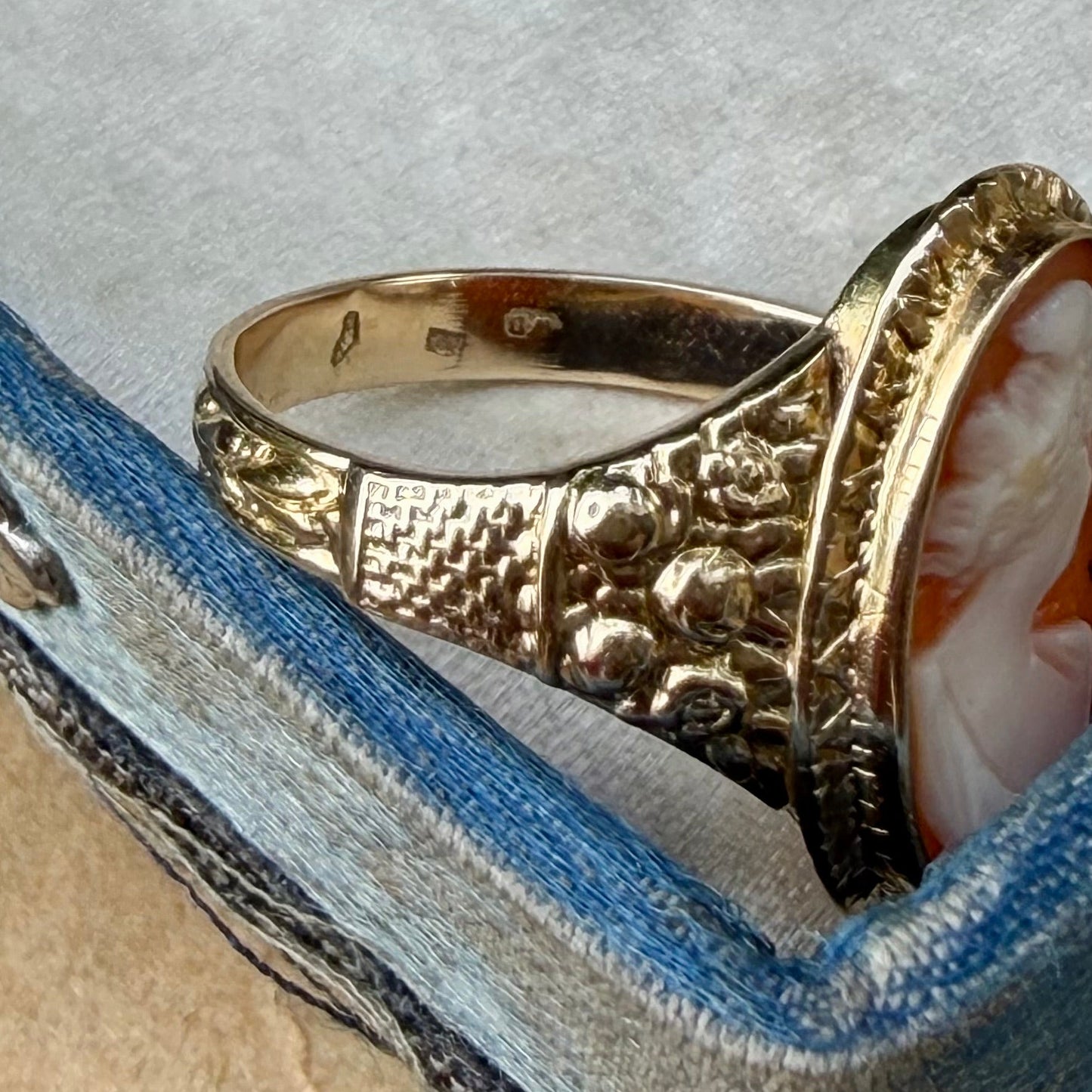 Vintage Gemmenring mit Muschelkamee in 585 Gold – Österreich um 1930–1950