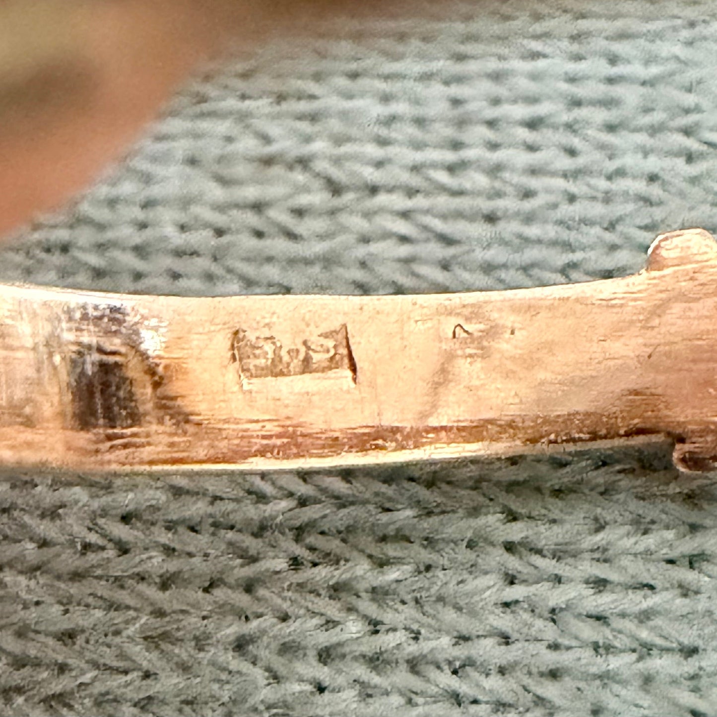 Rarität - Antiker Navette Ring aus Gold mit Türkisen, Perlen und einem Diamanten im Rosenschliff - Wien um 18900