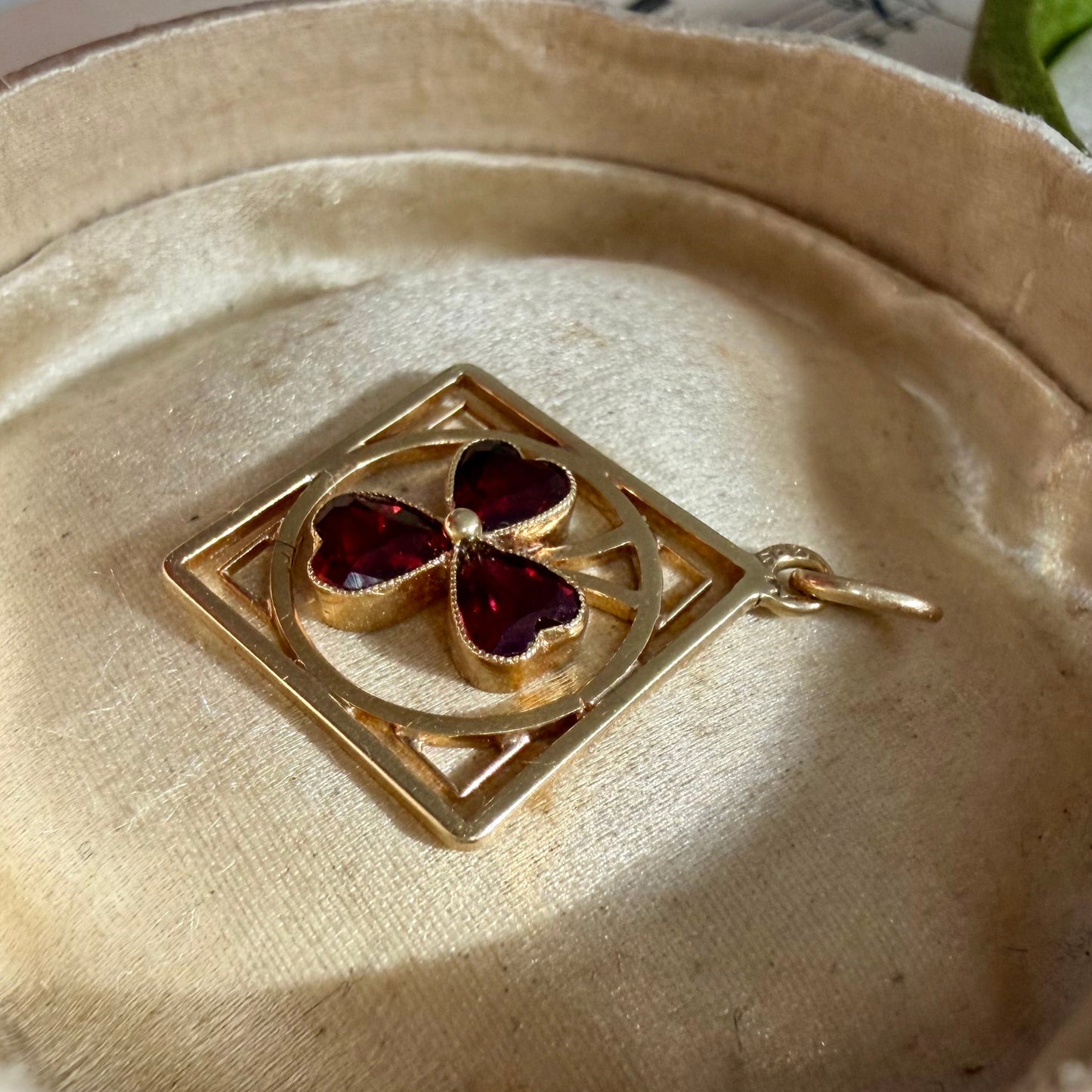 Antiker Granat-Anhänger mit Kleeblatt-Motiv in 14 Karat Gold | Wien um 1890 | VINTAGE SISSI