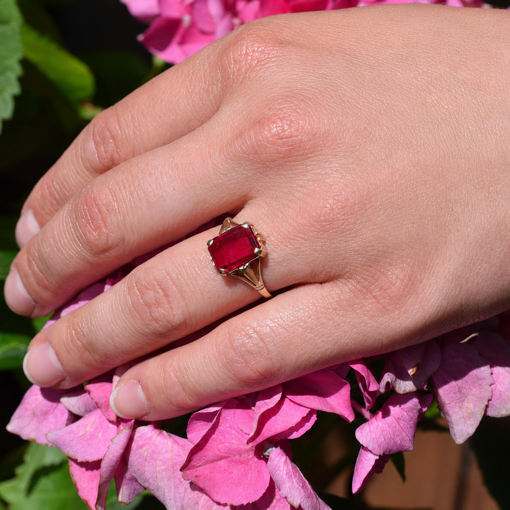 Antiker Ring aus 585 Gold mit rotem Spinell - Wien um 1872