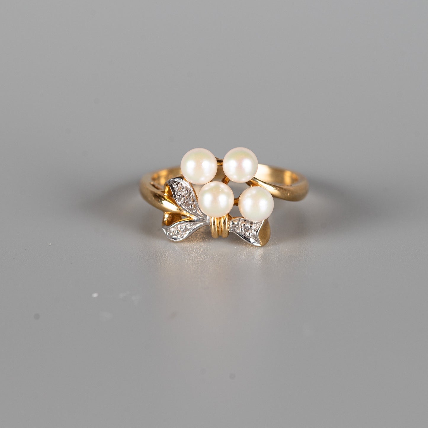 Eleganter Bicolor-Perlenring mit Brillanten aus 750 Gold