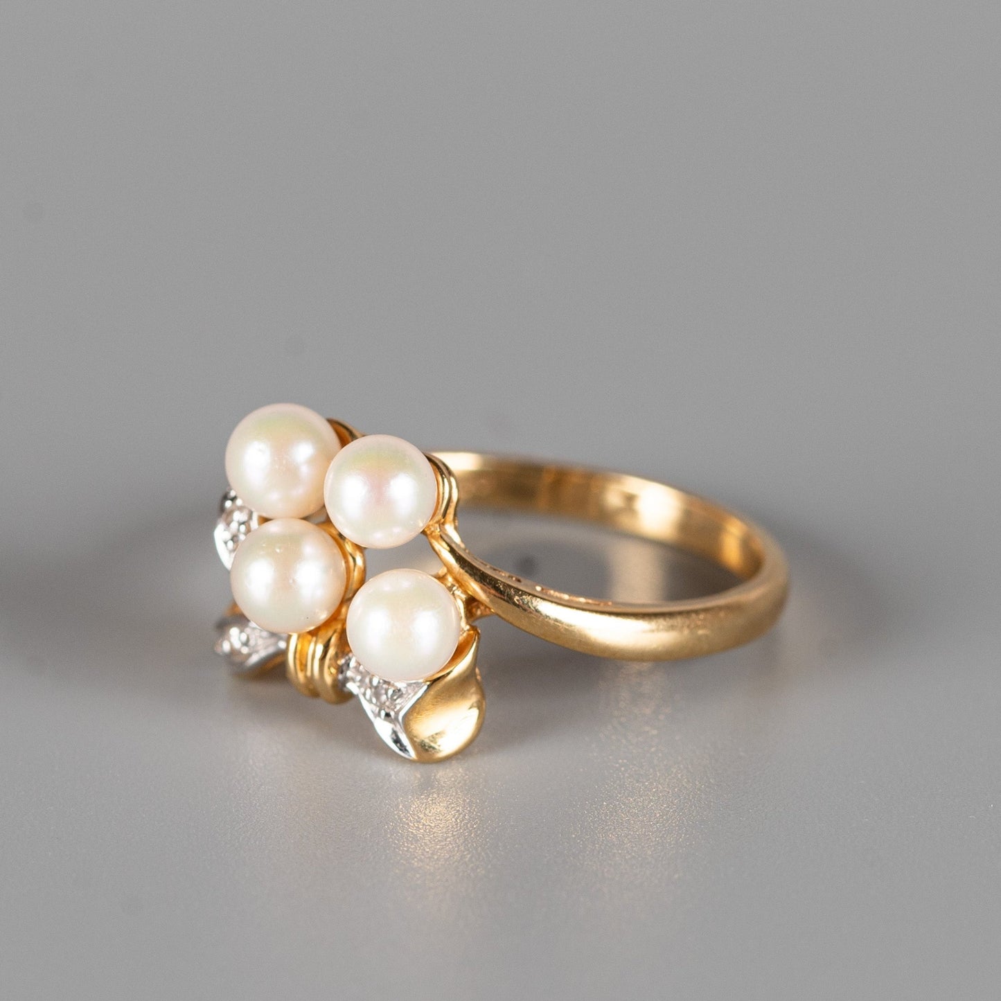 Eleganter Bicolor-Perlenring mit Brillanten aus 750 Gold