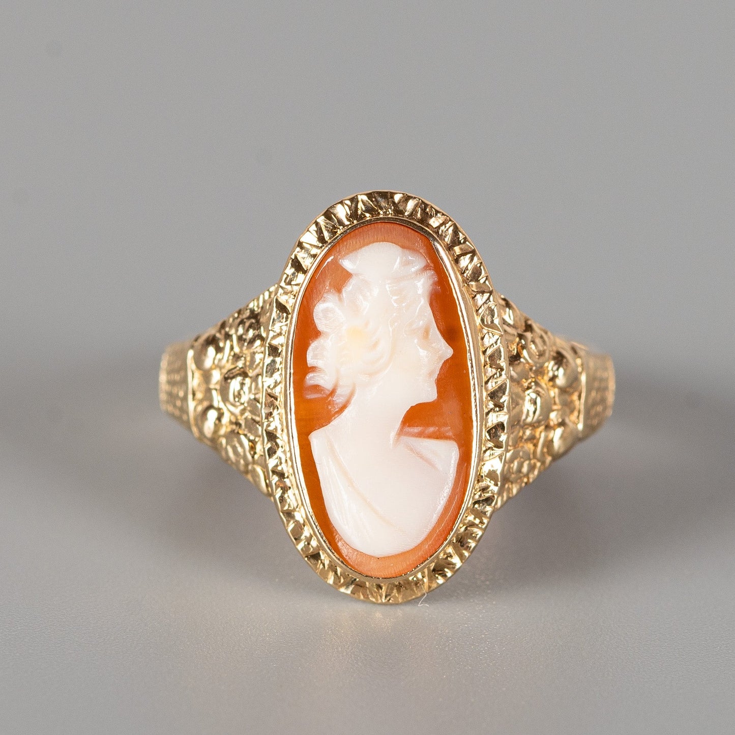 Vintage Gemmenring mit Muschelkamee in 585 Gold – Österreich um 1930–1950