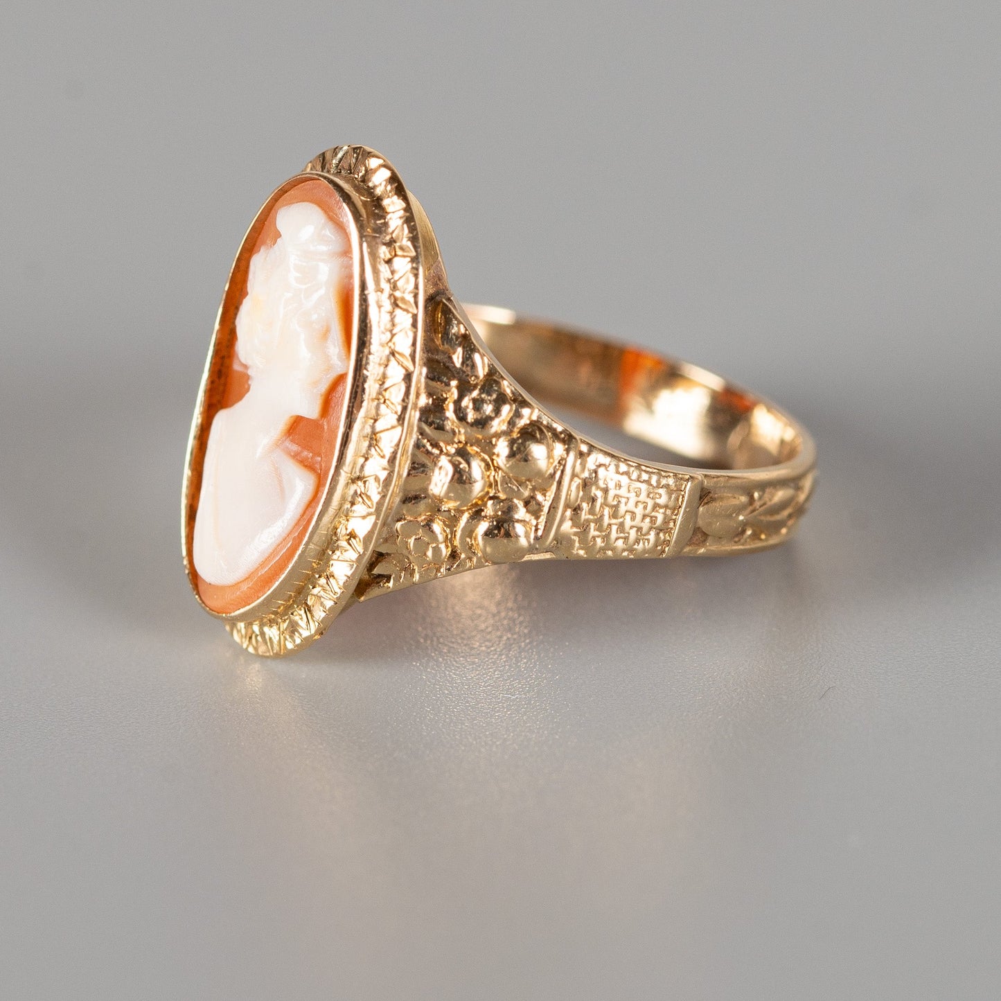 Vintage Gemmenring mit Muschelkamee in 585 Gold – Österreich um 1930–1950