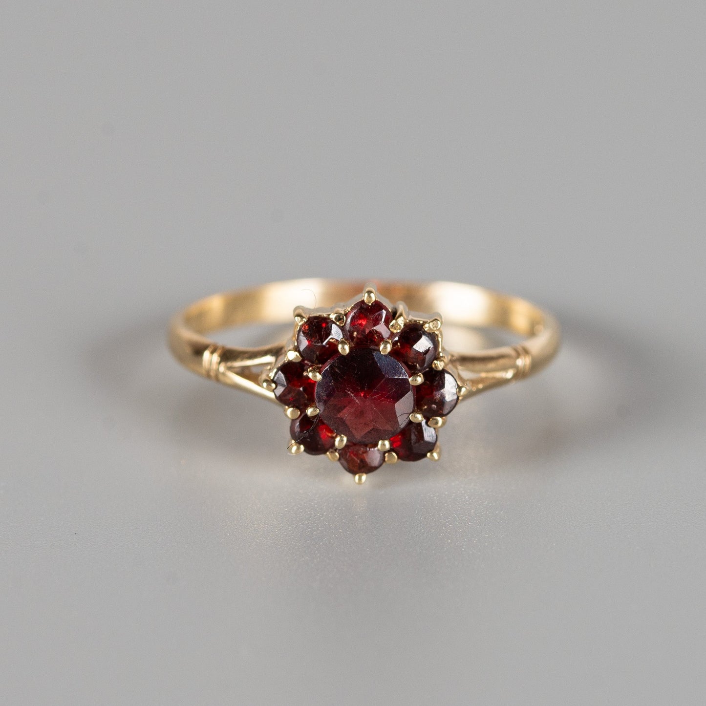 Vintage Granatring aus 585 Gold – klassische Blütenform mit tiefroten Granaten