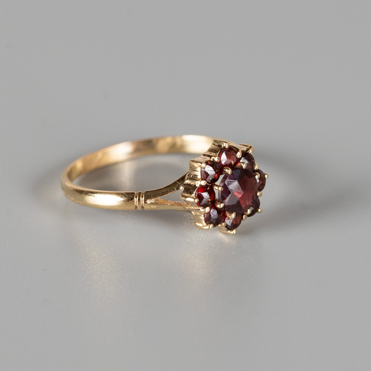 Vintage Granatring aus 585 Gold – klassische Blütenform mit tiefroten Granaten